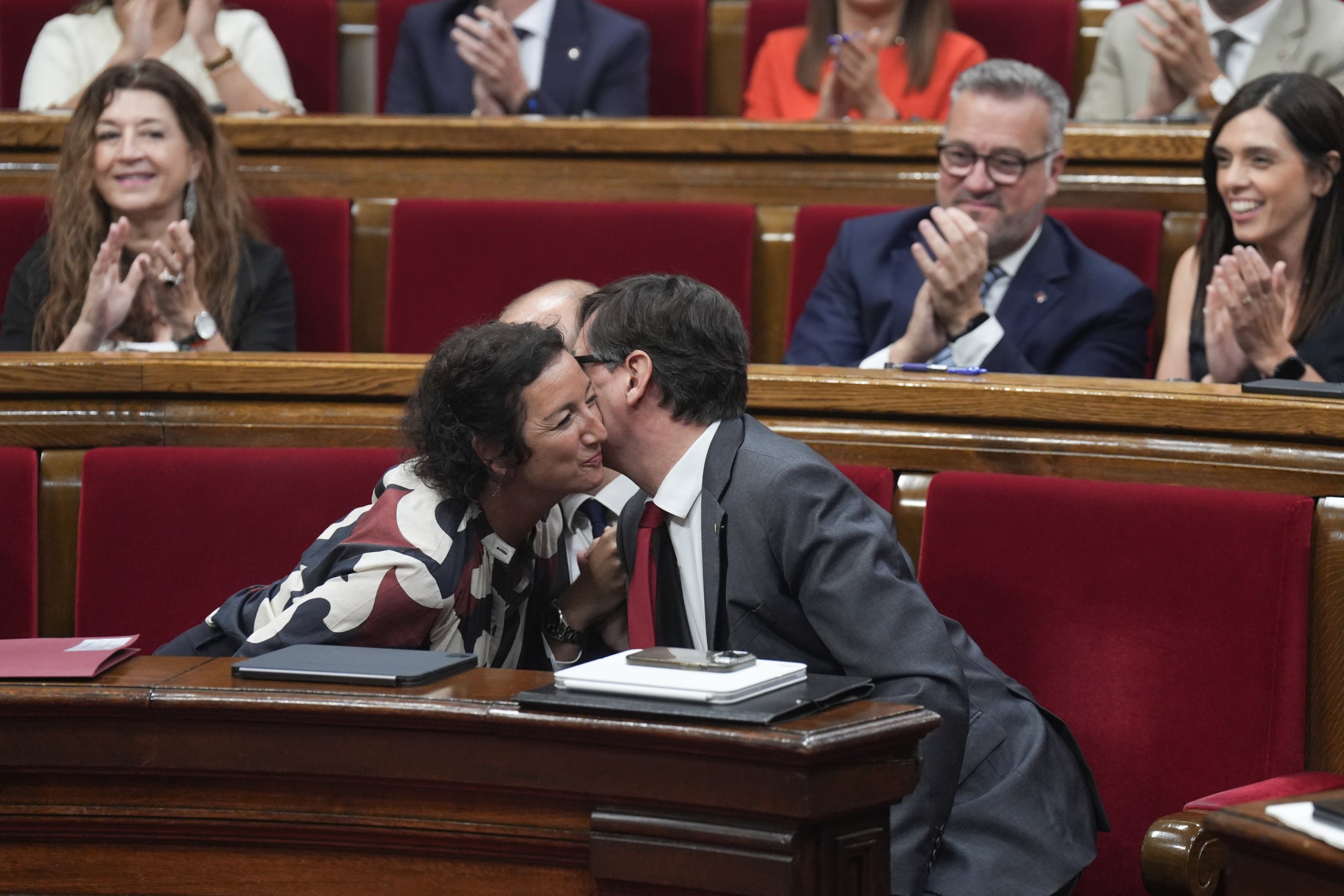 La consellera de Economía de Catalunya, Alícia Romero, y el president de la Generalitat de Catalunya, Salvador Illa, celebren l'aprovació dels pressupostos / Europa Press