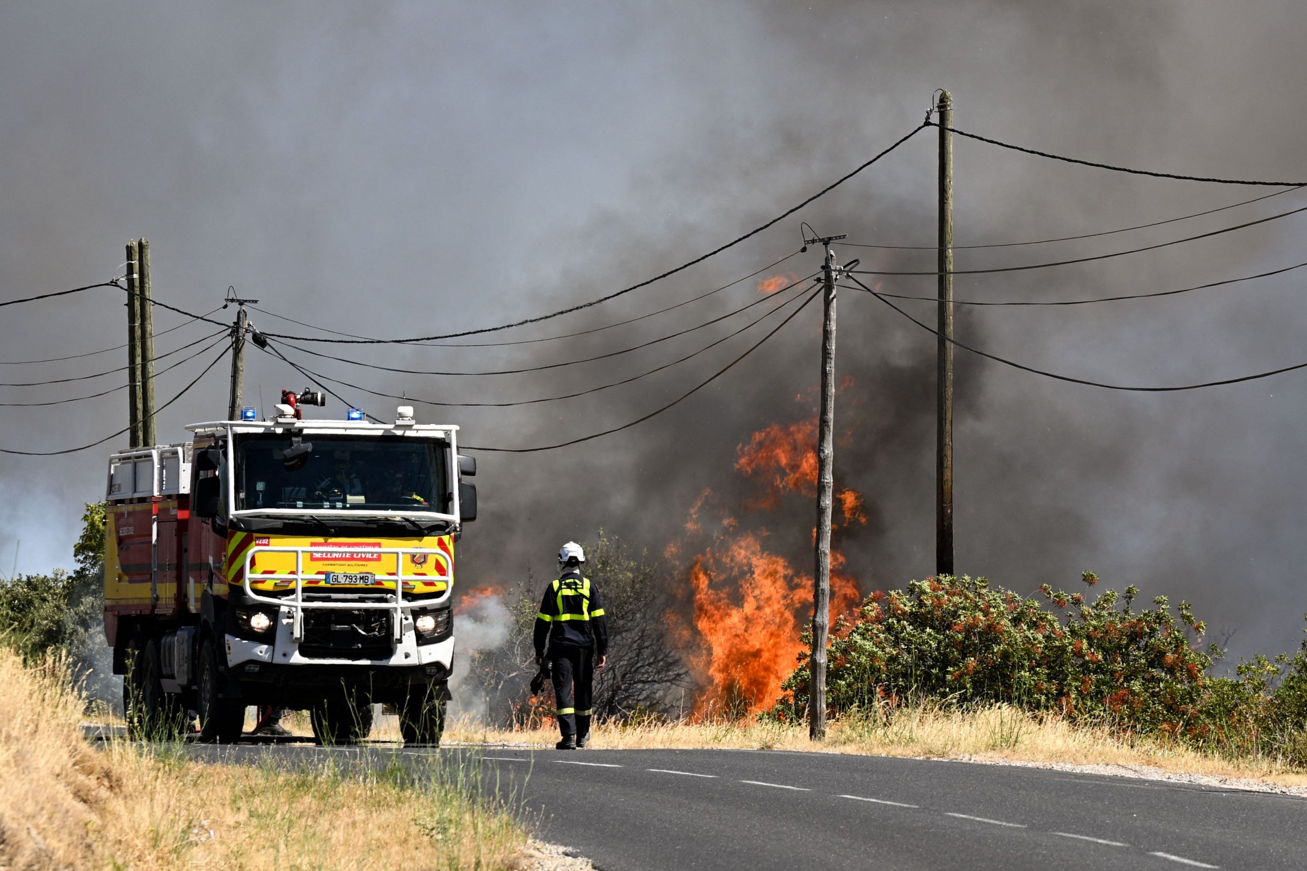 Un bomber de l'Agència Francesa de Protecció Civil camina per una carretera al costat d'un incendi forestal prop d'Ille-sur-Tet. | Matthieu Rondel/AFP/dpa EUROPA PRESS
