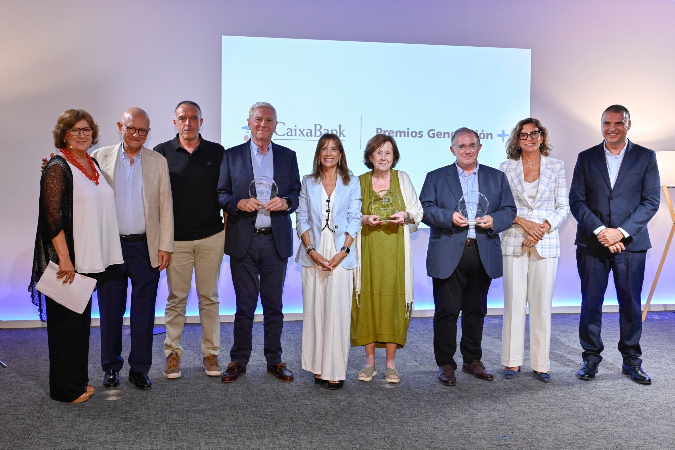 Els guardonats i la resta de participants en la segona edició de les trobades 'Generació +', centrada en la longevitat i el reconeixement a referents sènior / Foto: Caixabank

