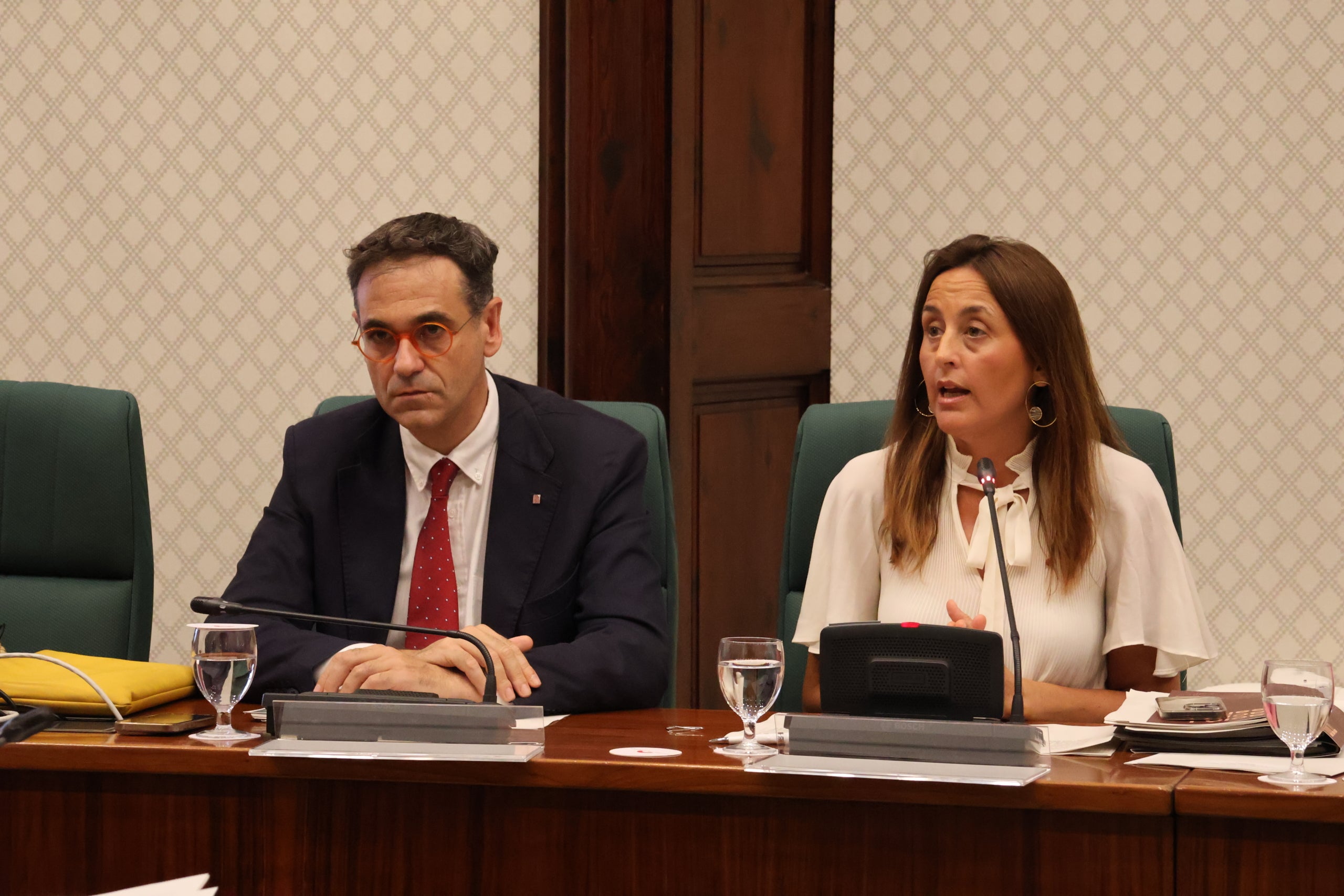 El secretari de Millora Educativa, Ignasi Giménez, i la consellera d'Educació, Esther Niubó, en la compareixença al Parlament sobre l'error que deixa Catalunya al marge de les proves PISA / Parlament de Catalunya