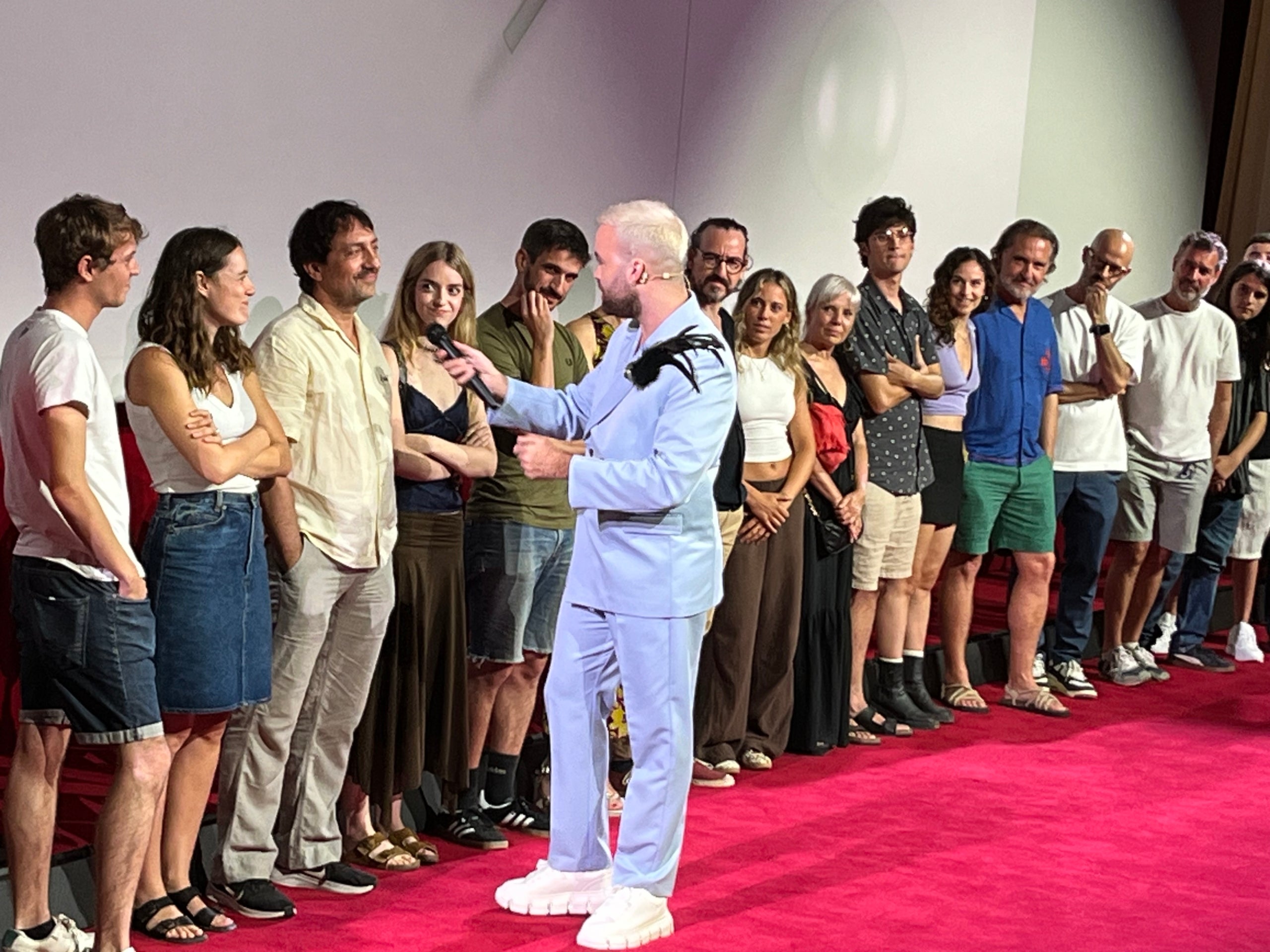 Los actores que interpretan a los miembros de la familia Melero de 'Com si fos ahir', hablando con Jaume Borja, presentador de la gala de final de temporada de la serie en el cine Phenomena / S.B.