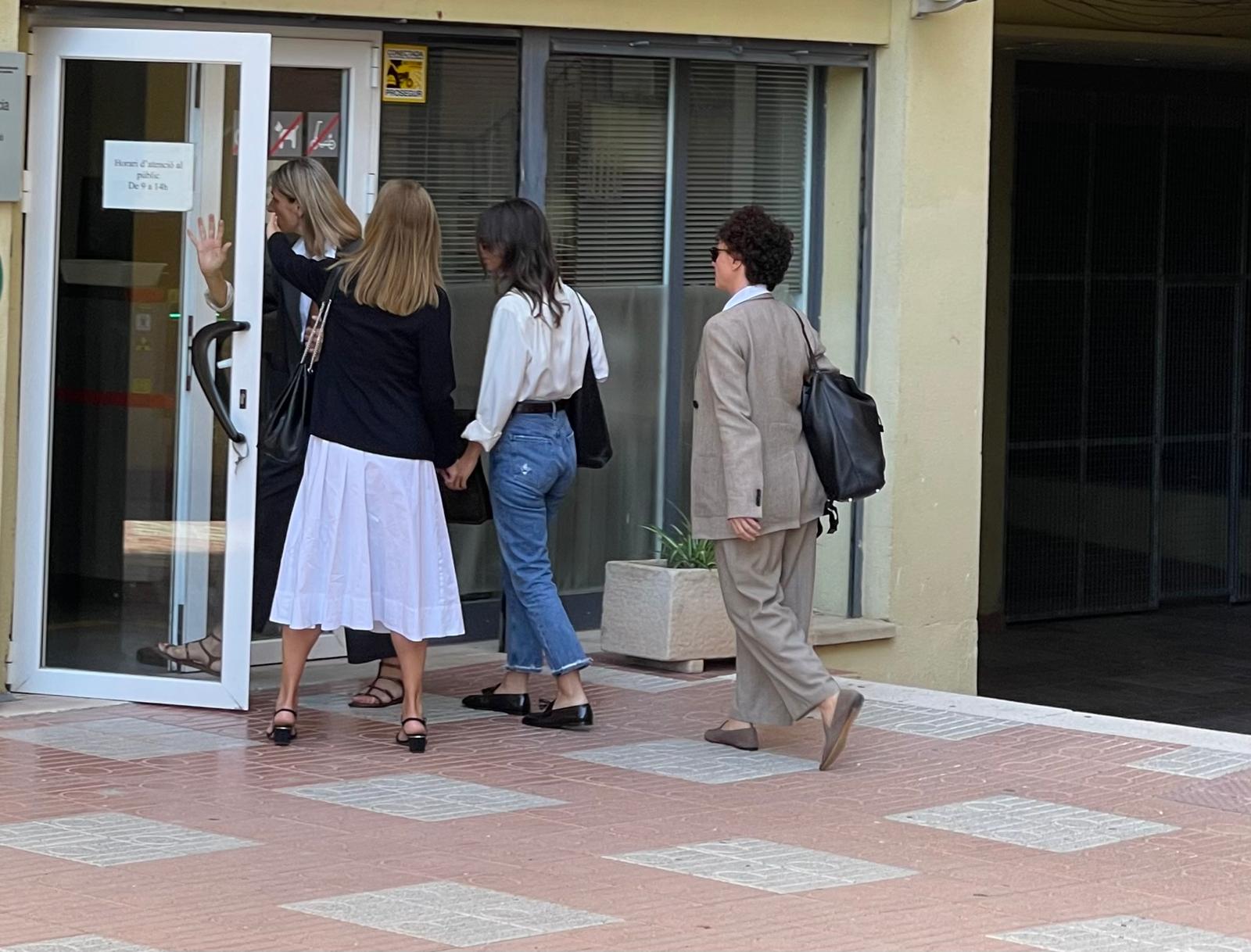 Les germanes de Jonathan Andic, entrant a declarar al jutjat de Martorell / Q.S.