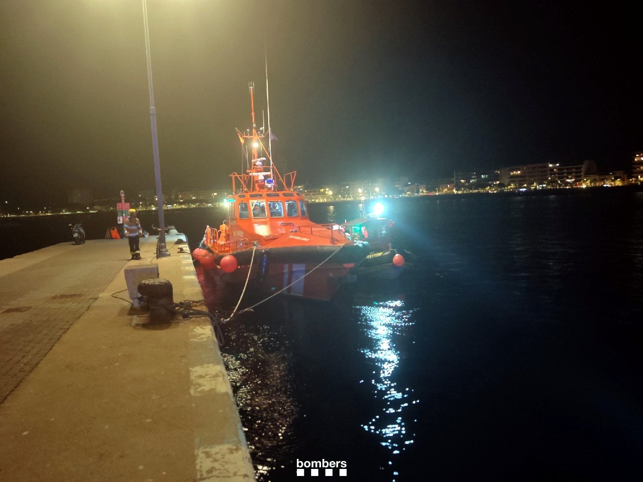 Dues de les embarcacions que han participat en el rescat del vaixell enfonsat a les illes Formigues, al Baix Empordà | Bombers de la Generalitat
