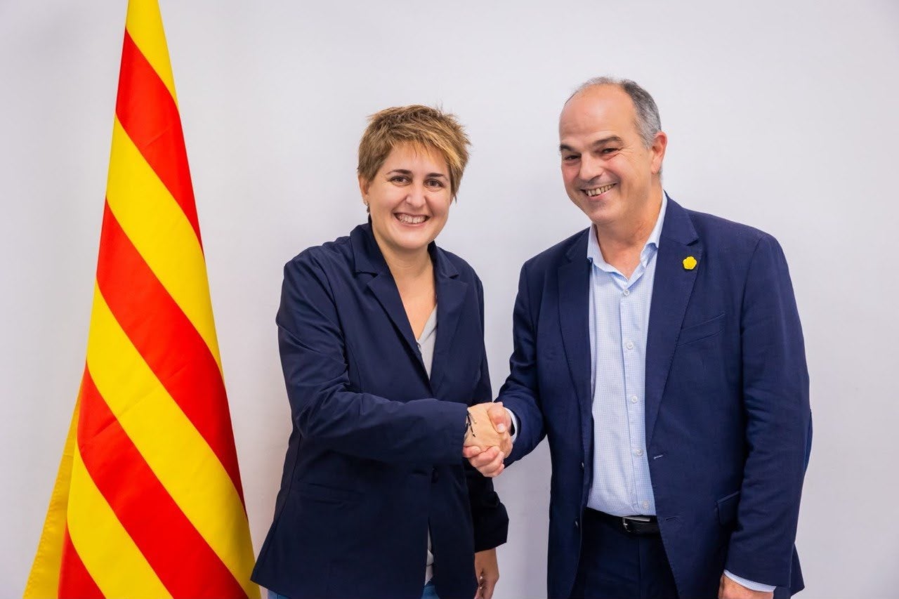 La secretària general del Partit Nacionalista de Catalunya, Marta Pascal, estreny la mà del secretari general de Junts, Jordi Turull / ACN