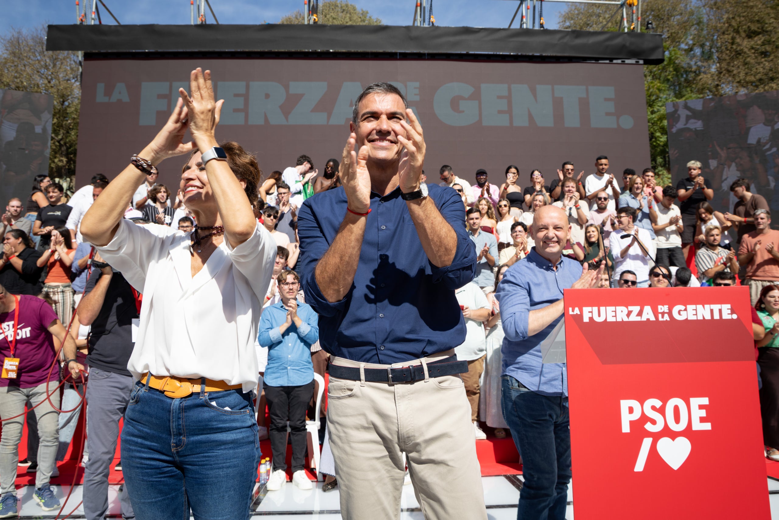 El president espanyol i candidat del PSOE al 29-N, Pedro Sánchez, amb l'exvicepresidenta del govern espanyol María Jesús Montero, durant el míting que ha celebrat aquest dissabte a Dos Hermanas | PSOE