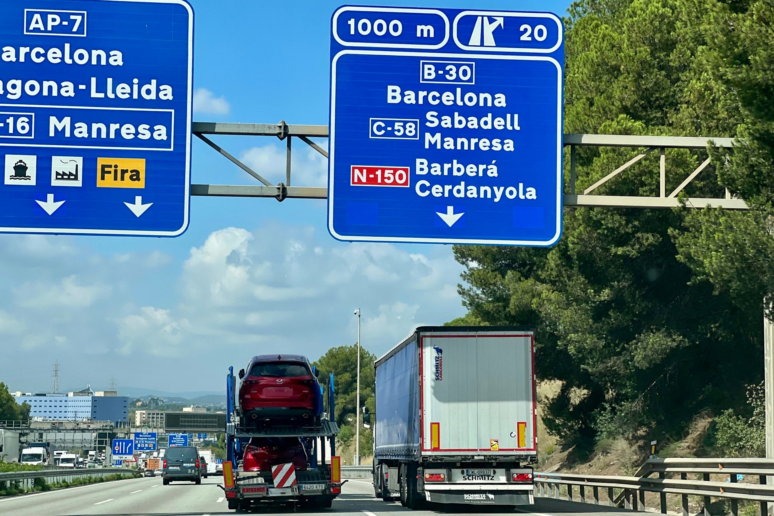 Un cartell a l'AP-7 a Barberà del Vallès amb un error, amb l'accent del municipi tancat en lloc d'obert / ACN