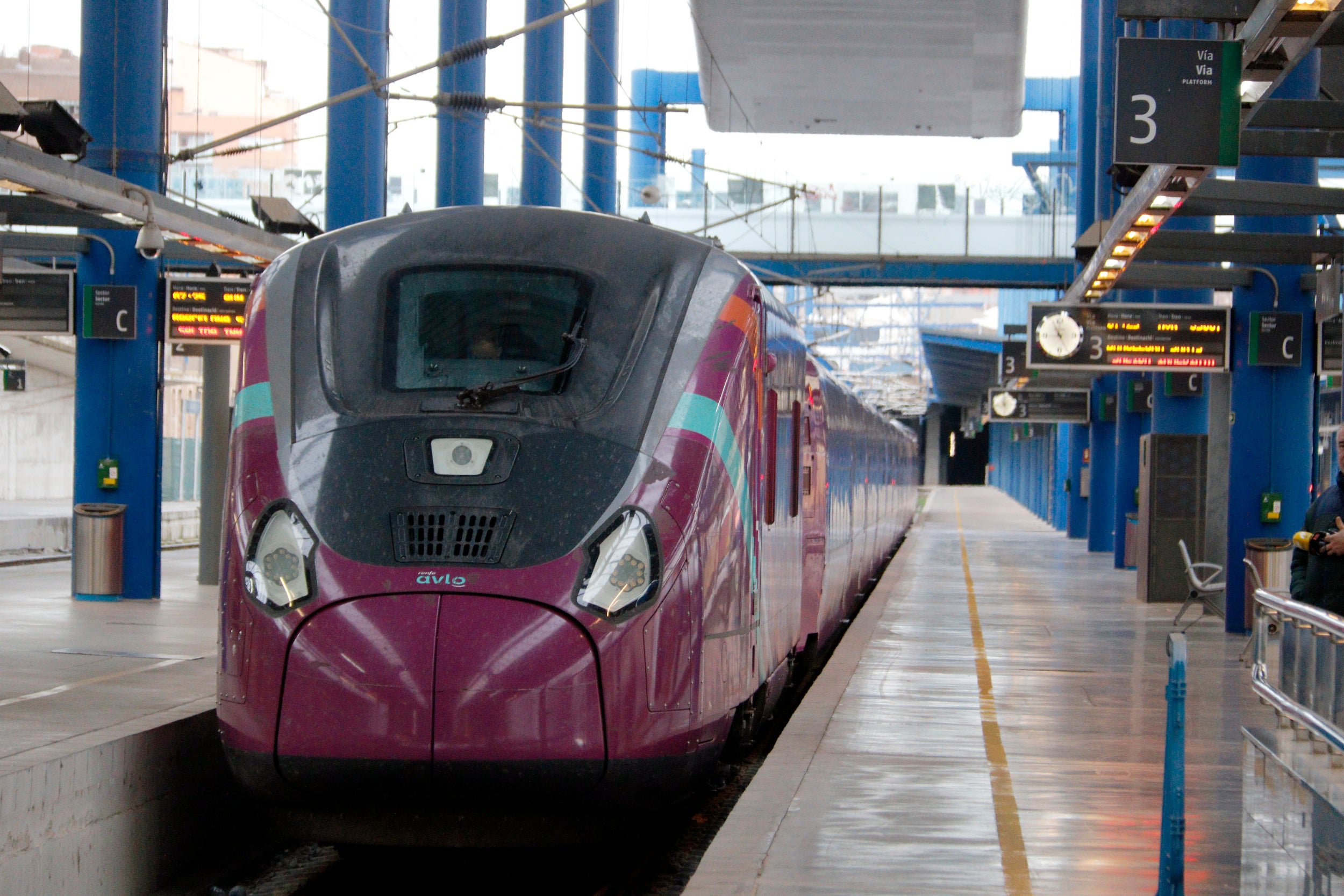 El tren que ha operat el servei gratuït d'Avant entre Lleida i Barcelona és un dels combois de la sèrie 106 que prestava el servei Avlo i que s'havia retirat de la circulació / ACN
