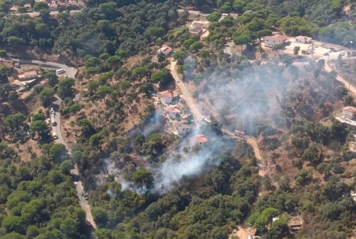 Estabilitzat l'incendi que ha obligat a confinar dues urbanitzacions del Maresme