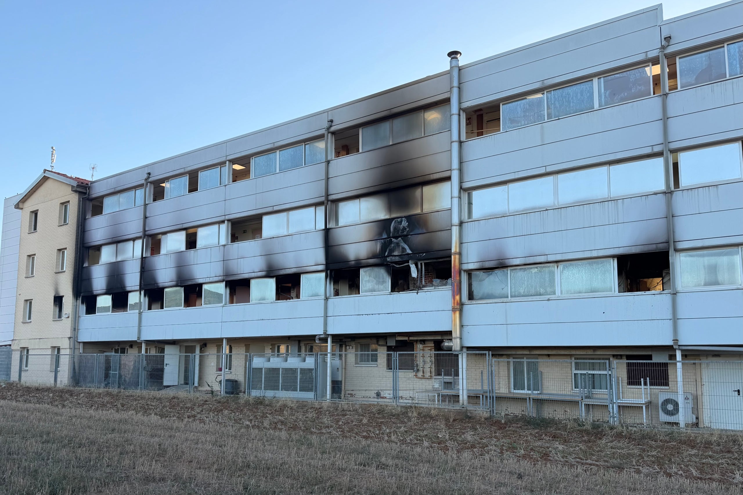 Fa&ccedil;ana exterior de la resid&egrave;ncia on es va originar l'incendi / ACN