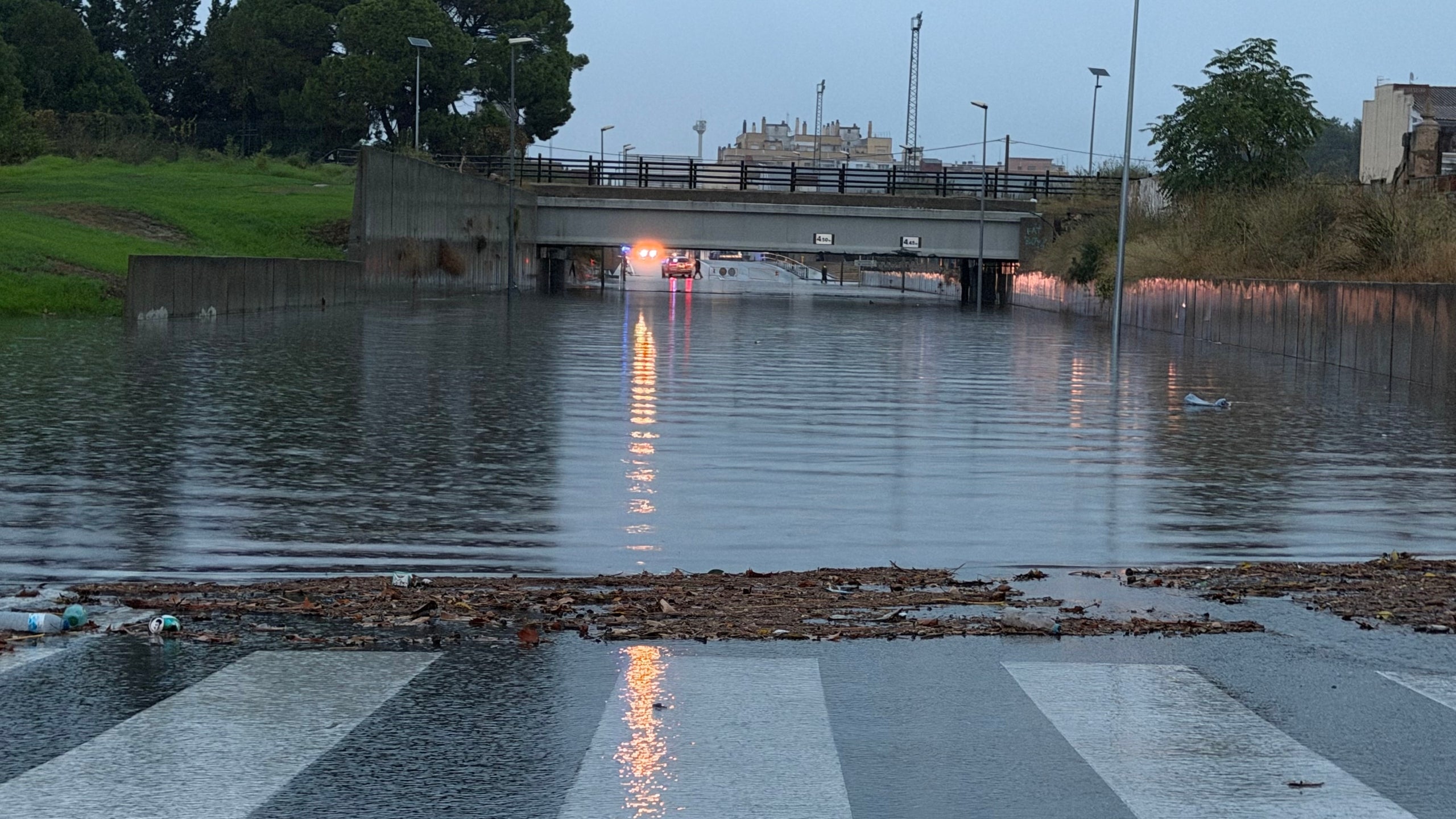 Pas de la C-12 a Tortosa completament inundat | Anna Ferràs (ACN)