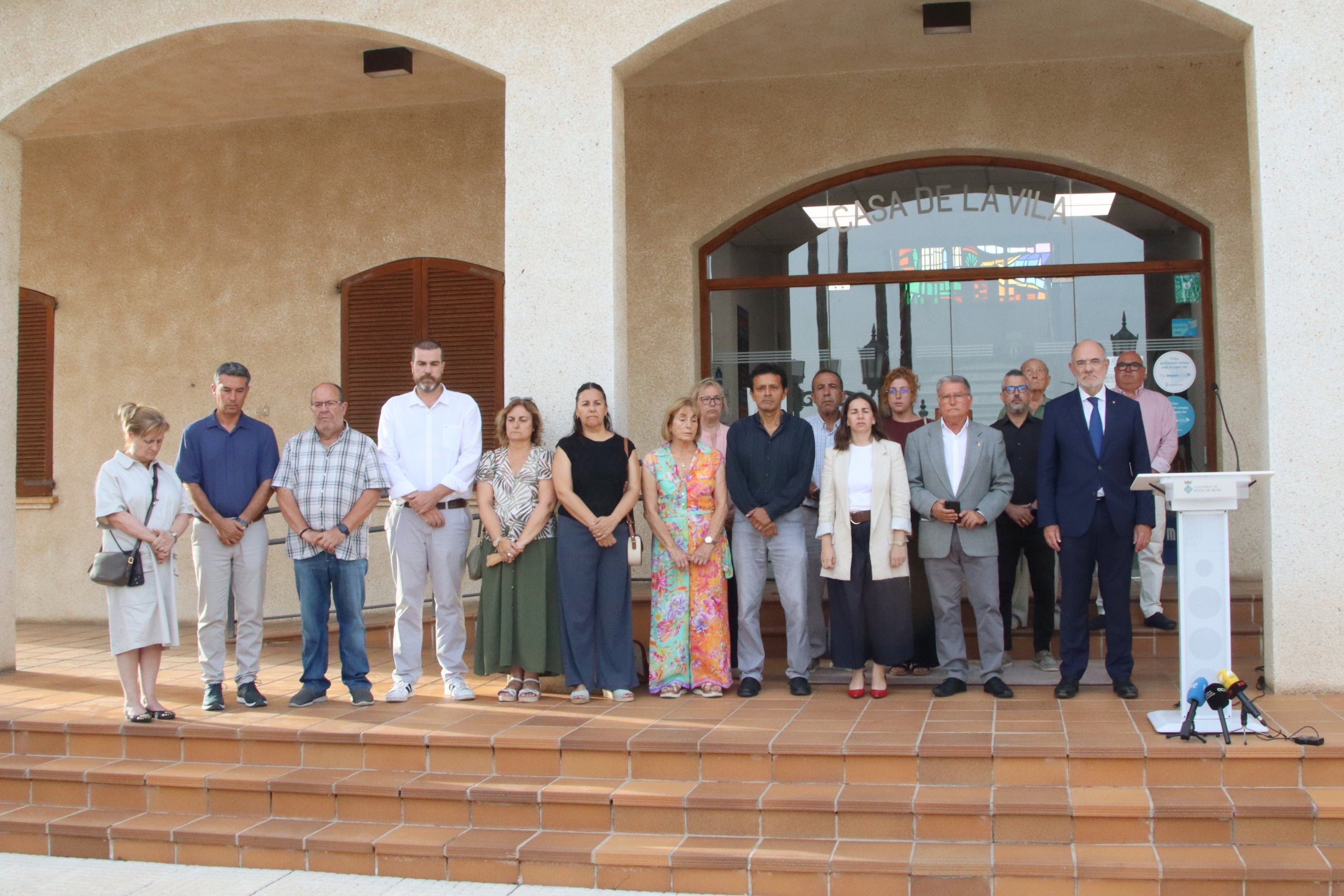 Imatge dels representants institucionals durant el minut de silenci en record de les dues paradistes mortes a Roda de Berà a causa de l'aiguat de dissabte / ACN