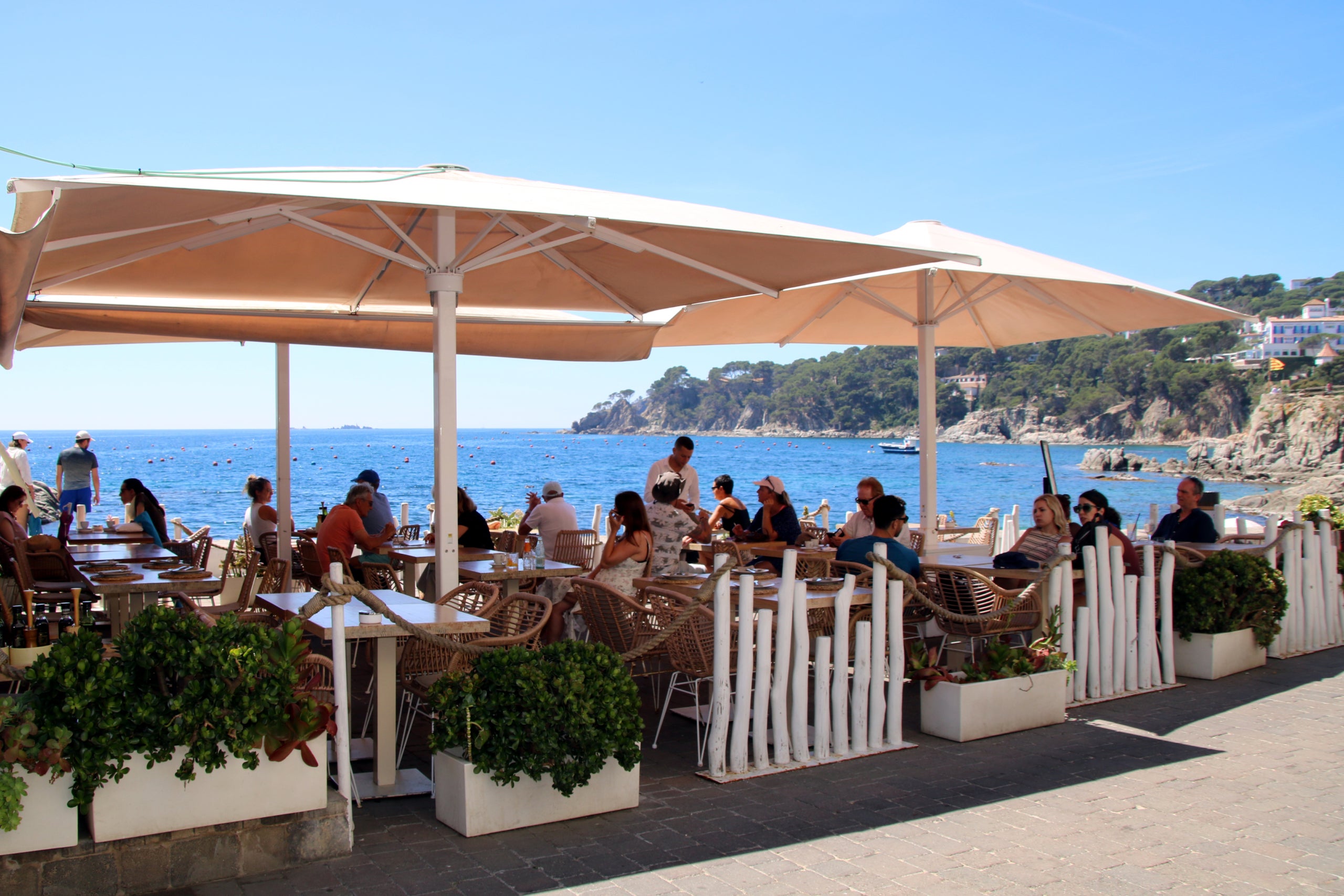 Plano general de una terraza de un restaurante en Calella de Palafrugell / ACN