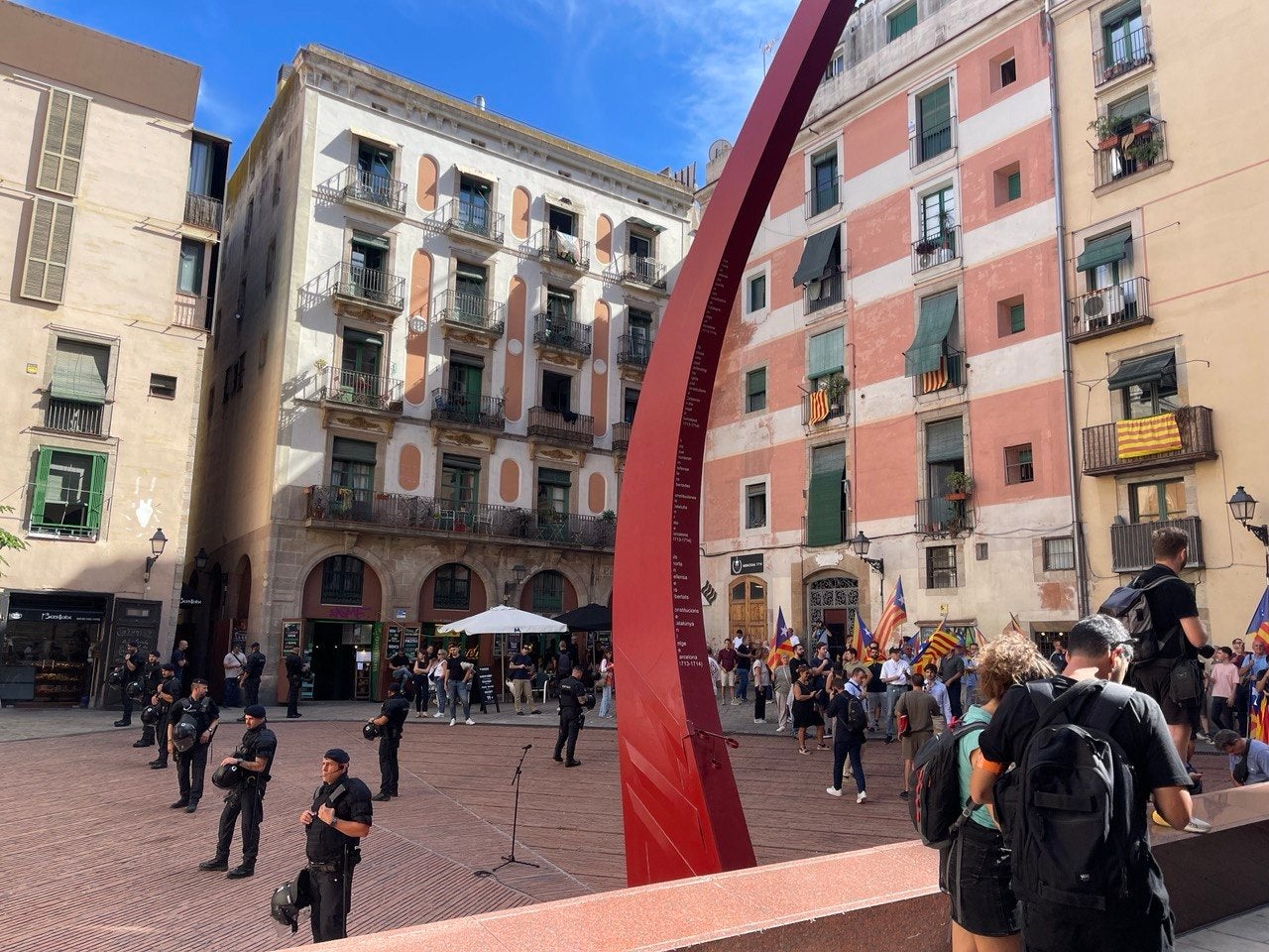 La Brimo dels Mossos d'Esquadra blinda el fossar de les Moreres aquest dijous / Quico Sallés