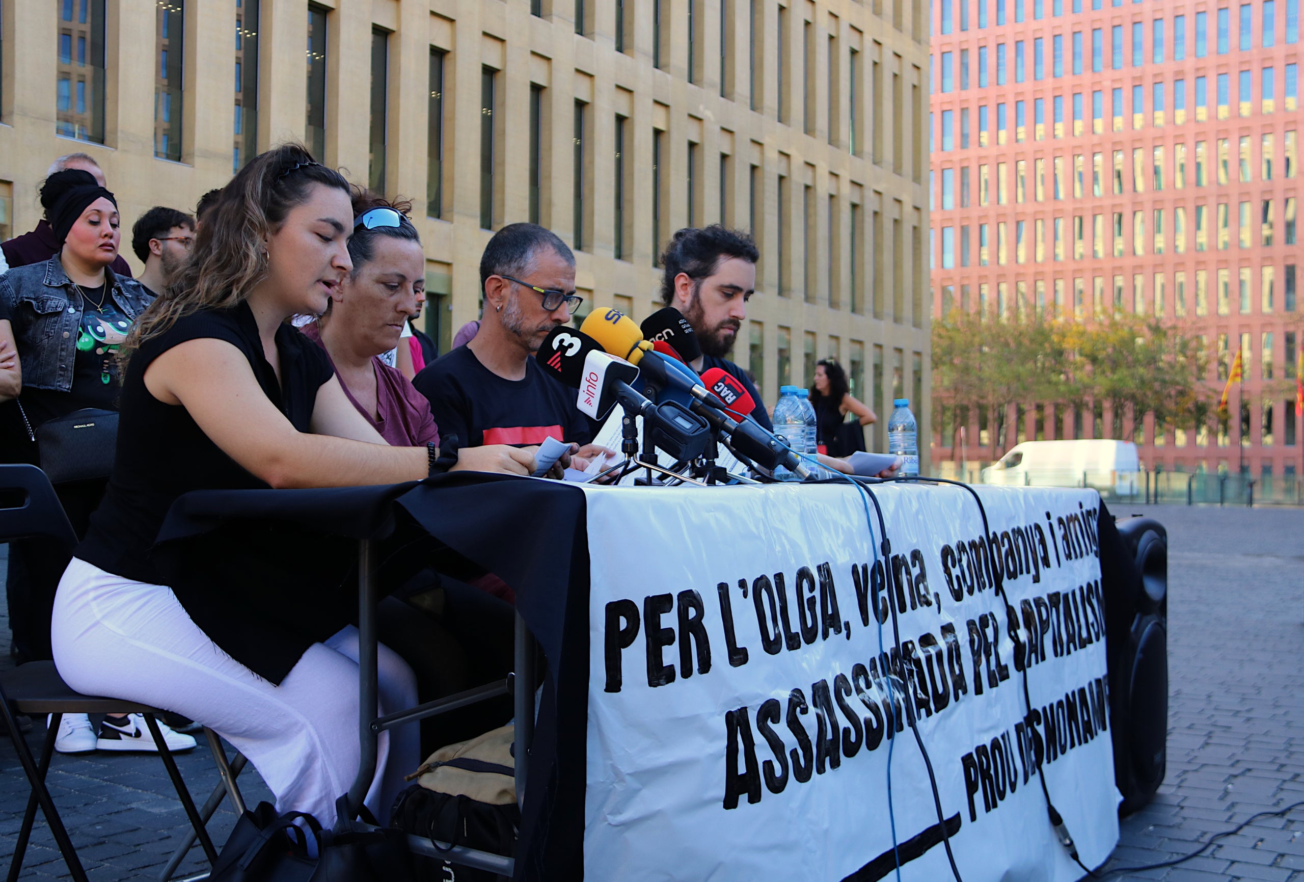Roda de premsa de les entitats i veïns que han denunciat la mort de l'Olga / ACN