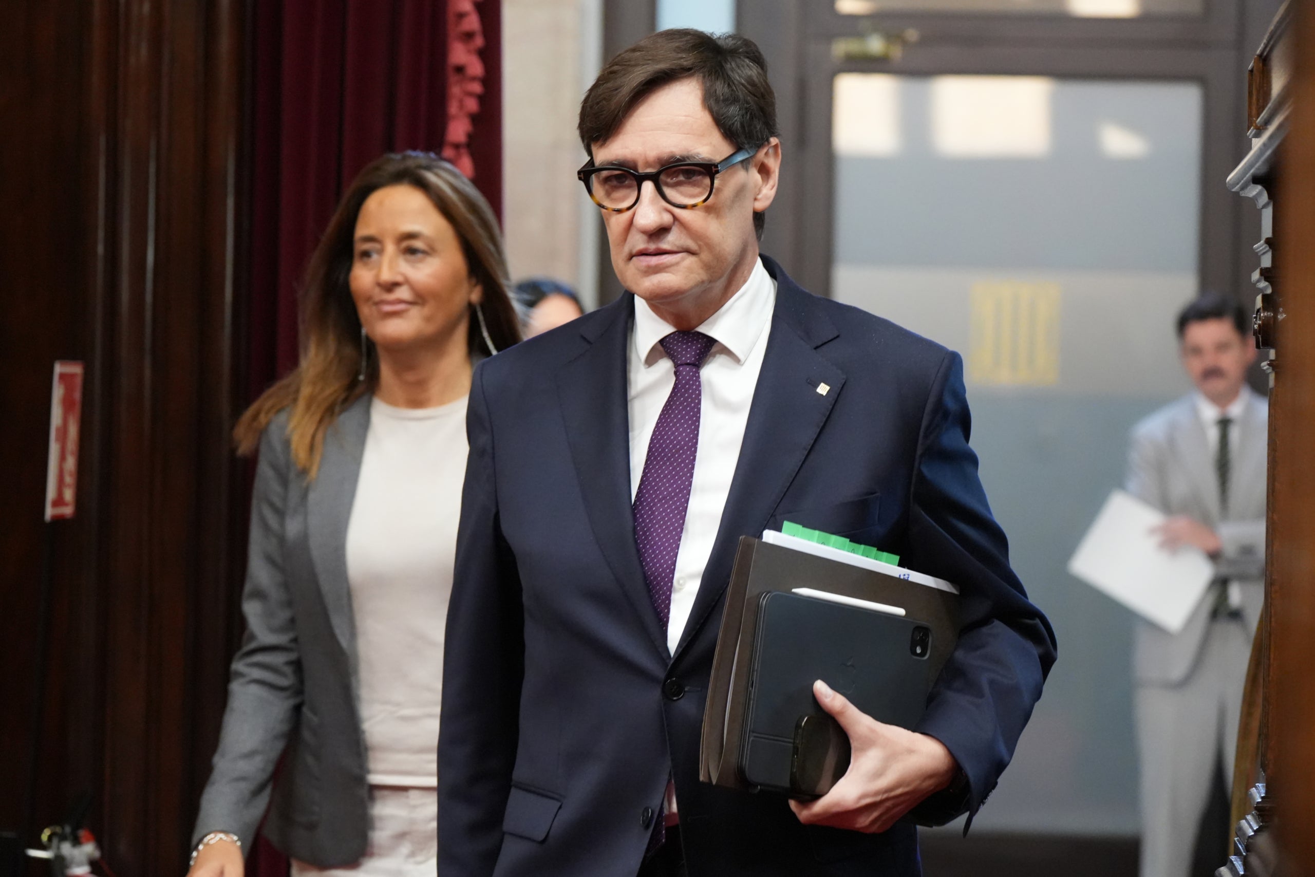 El president de la Generalitat, Salvador Illa, i la consellera d'Educació, Esther Niubó, entren al Parlament / ACN