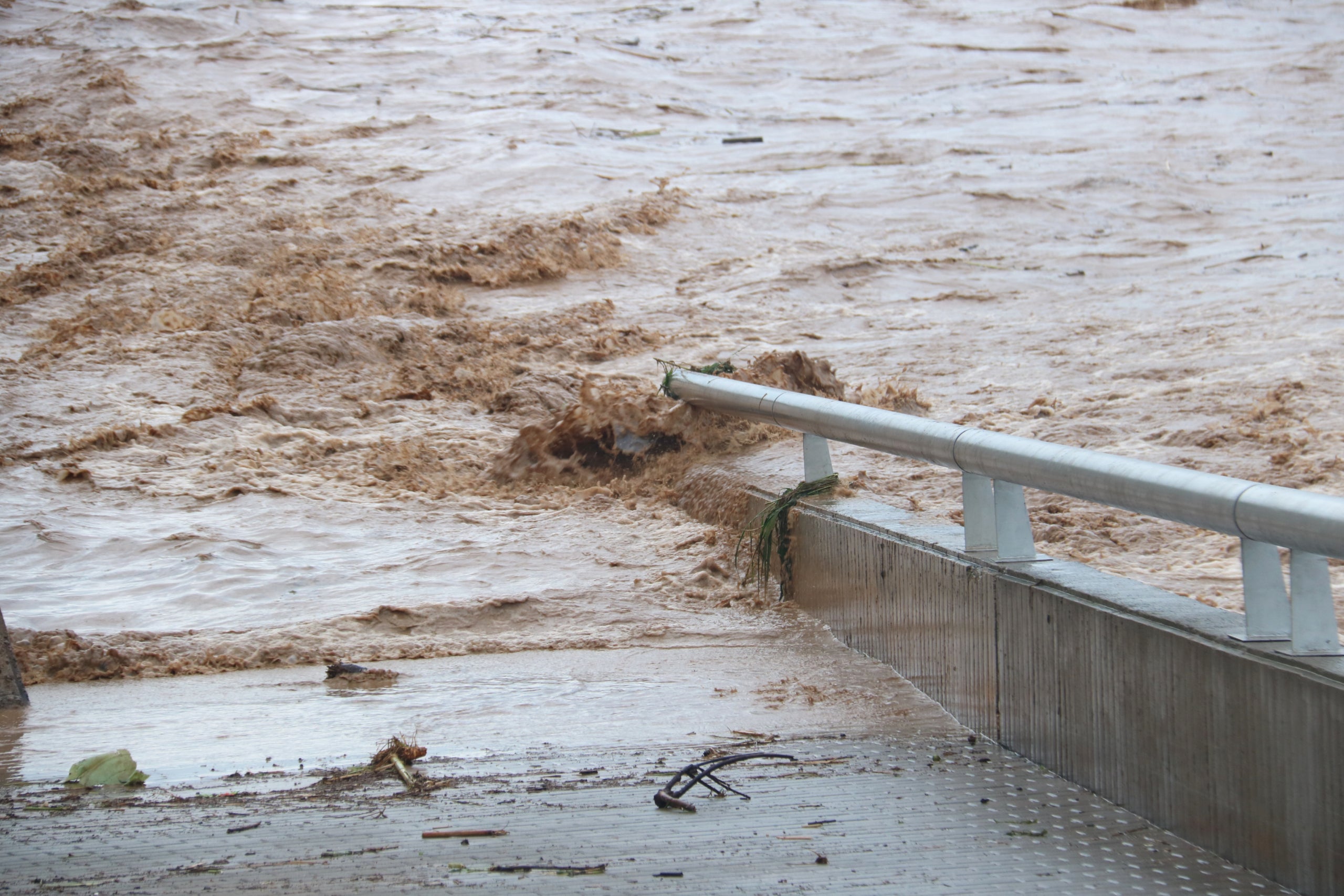 Alguns dels estralls que ha deixat el temporal d'aquest cap de setmana a Canovelles (Vallès Oriental) / Jordi Borràs (ACN)