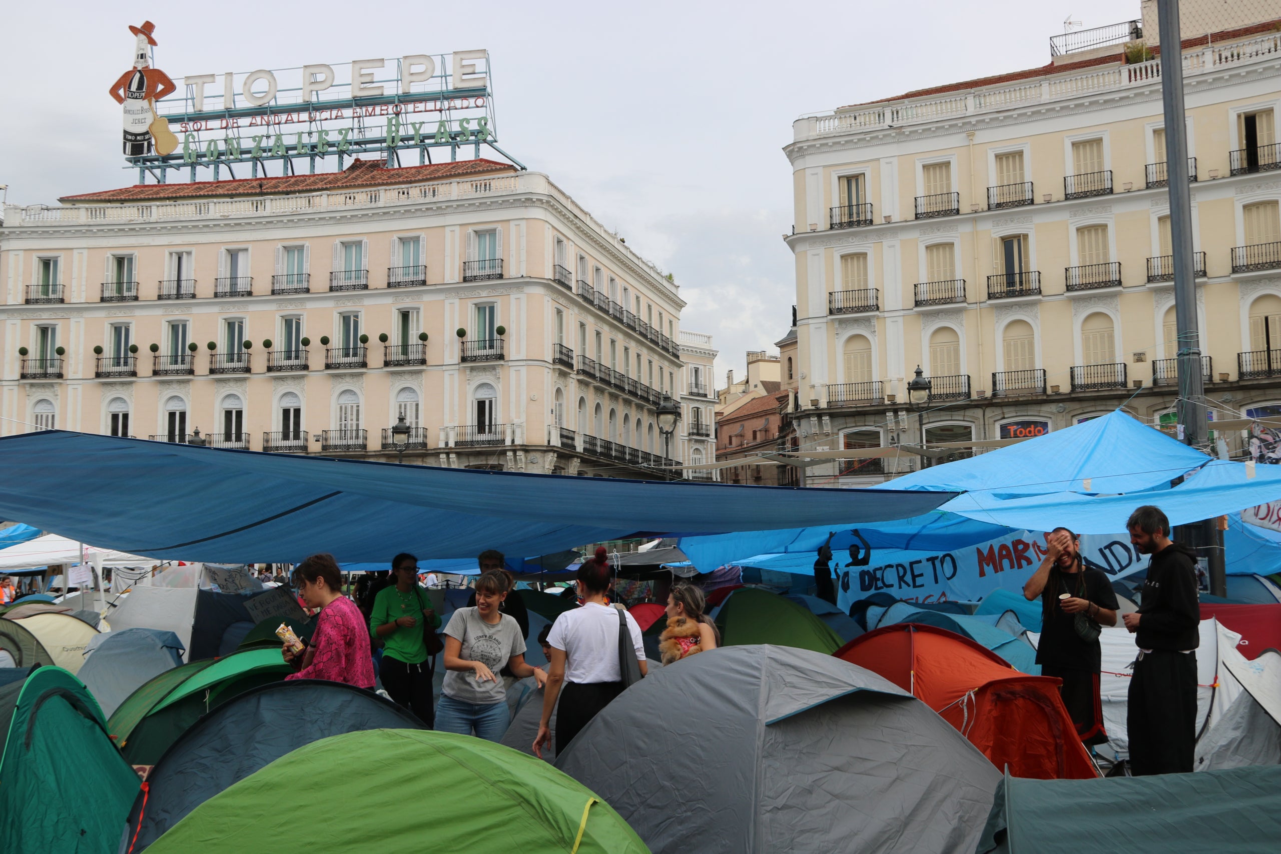 L'acampada pel dret a l'habitatge de la Puerta del Sol, aquest dilluns al mat&iacute; | Miquel Vera Ligero (ACN)
