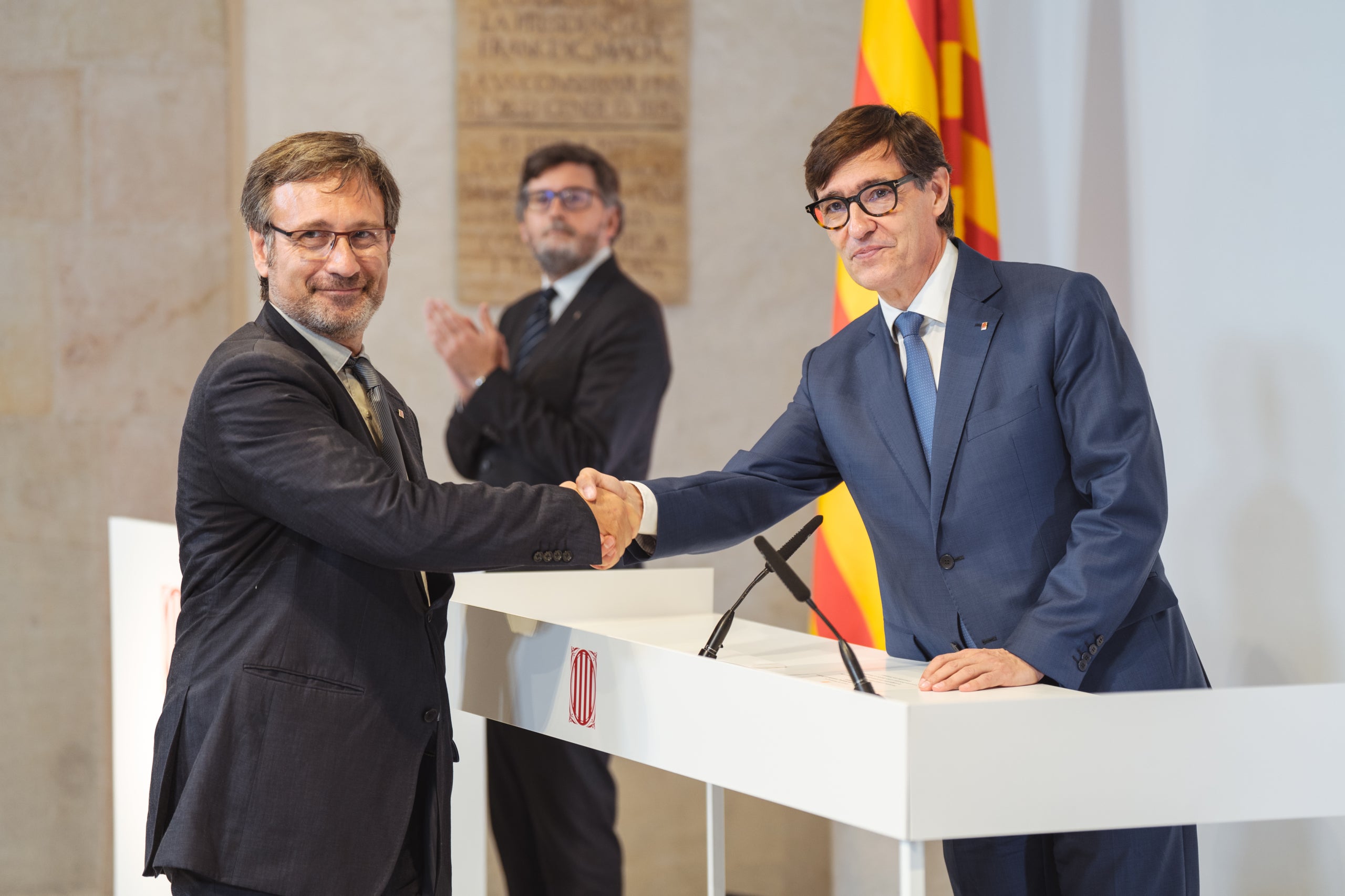 El conseller de Política Lingüística, Francesc Xavier Vila, amb el president Illa, en l'acte de presa de possessió / ACN