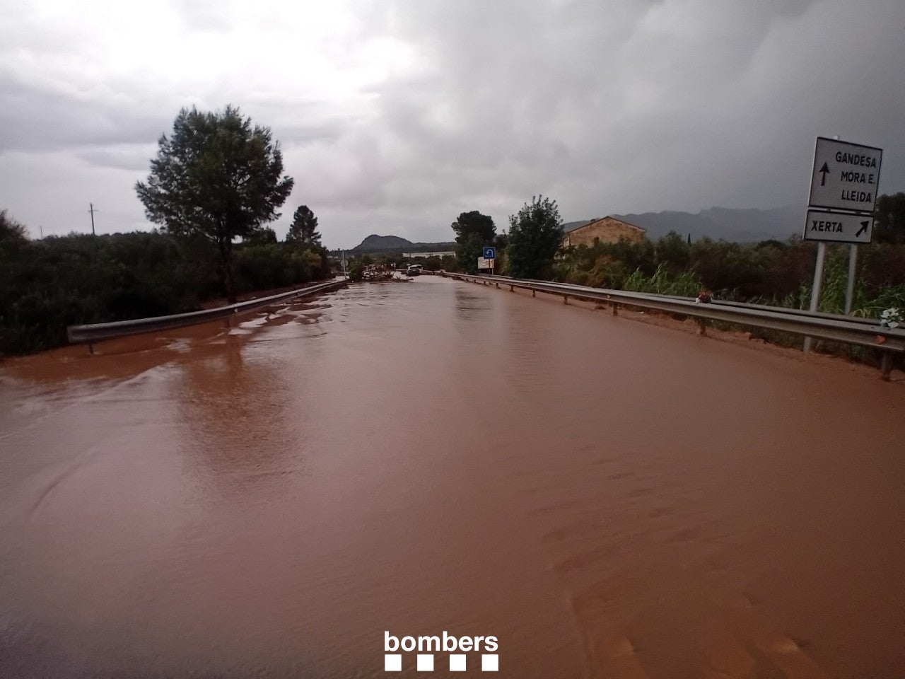 La cal&ccedil;ada de la C-12, al seu pas per Xerta, inundada / ACN