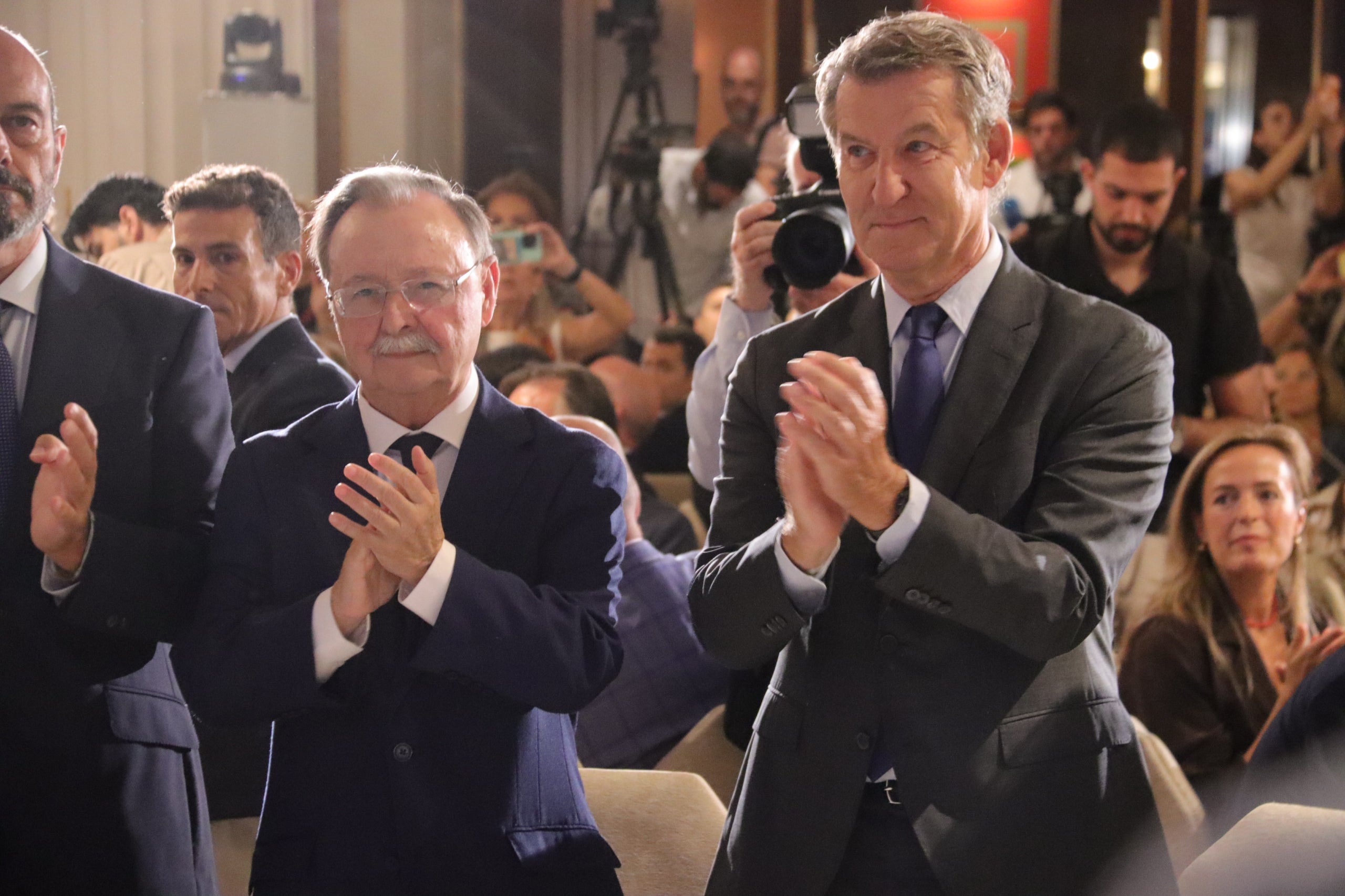 El líder del PP, Alberto Nuñéz Feijóo, i el president de Ceuta, Juan Jesús Vivas, aquest dilluns a Madrid | ACN