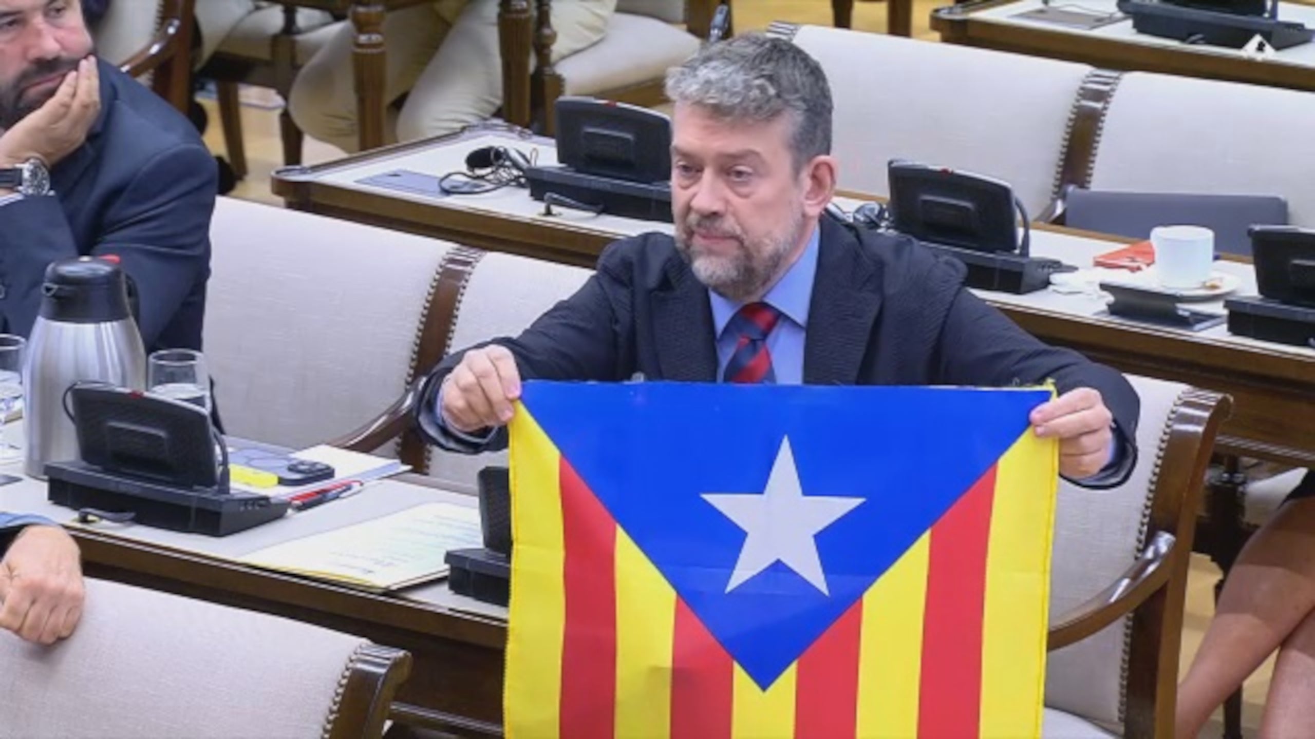 Frame de la retransmissió del Congrés El diputat d'ERC Francesc-Marc Álvaro mostra una estelada al ministre de l'Interior, Fernando Grande-Marlaska | Congrés dels Diputats 