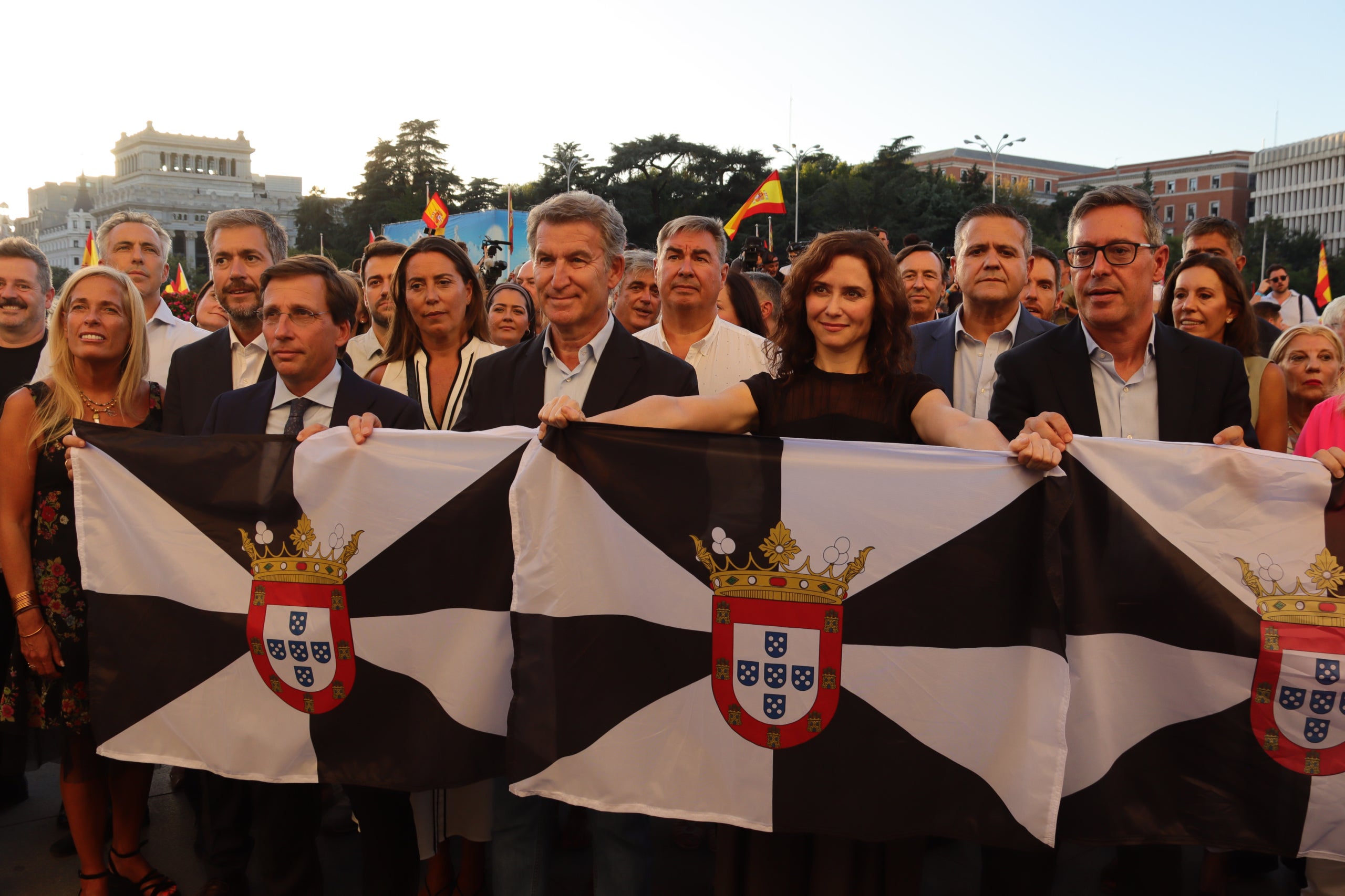 Feij&oacute;o, Ayuso i Almeida, amb la bandera de Ceuta, a la concentraci&oacute; de la pla&ccedil;a Cibeles de Madrid | Roger Pi de Cabanyes (ACN)