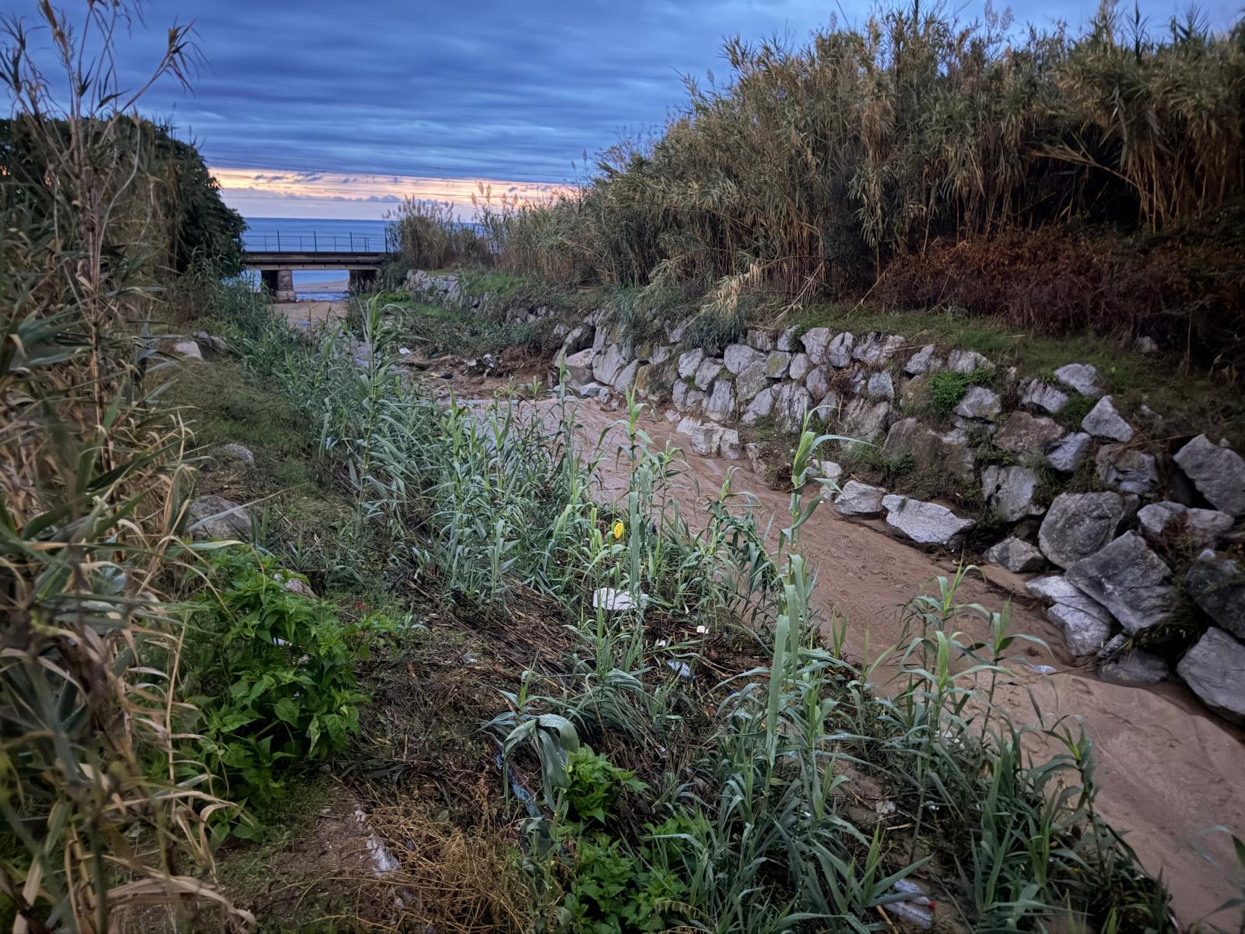 Una dona que hauria caigut a la riera a Cabrera de Mar arran del temporal

| Maria Asmarat (ANC)