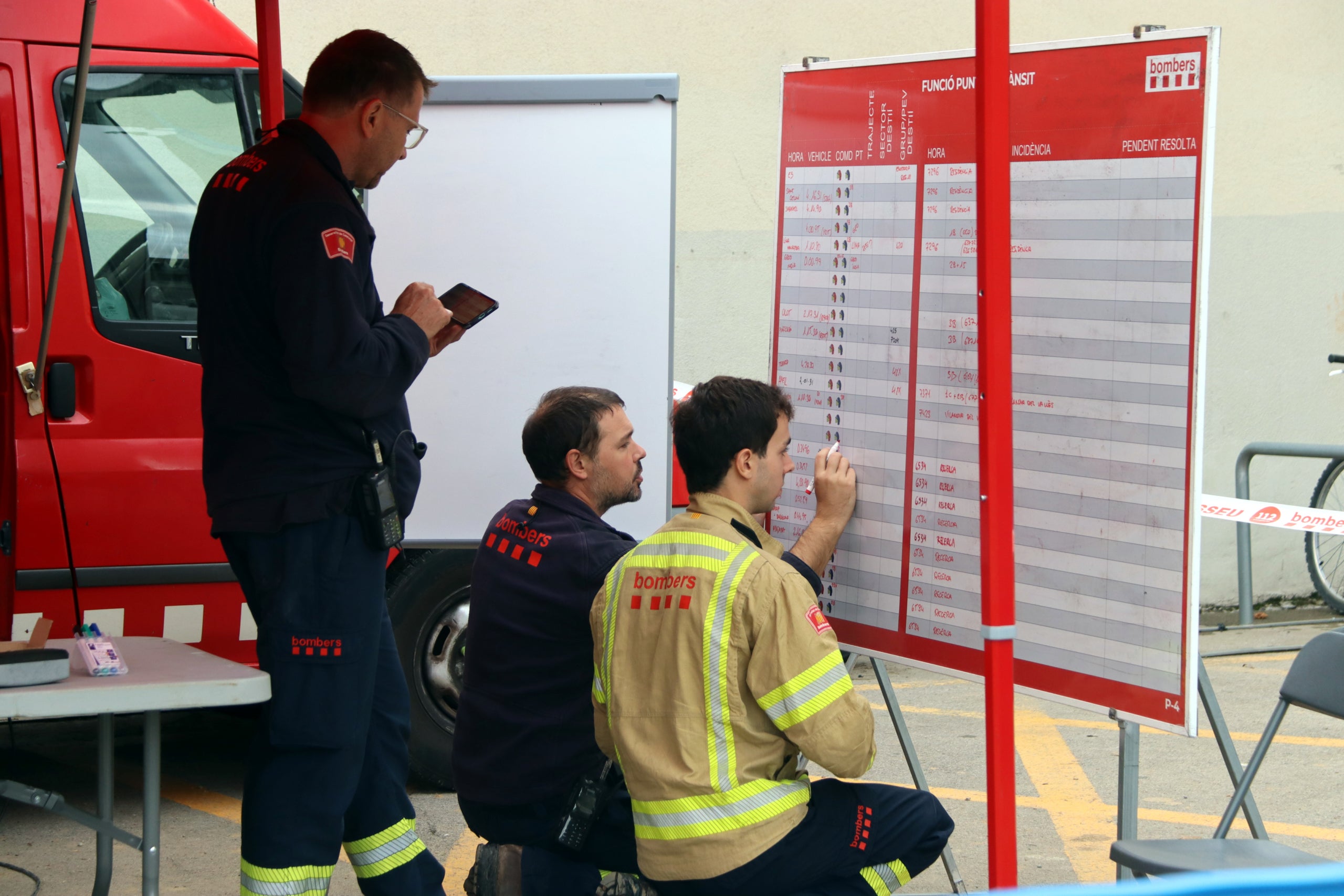 Efectius de Bombers al centre de comandament que s'ha muntat a Granollers | Mar Mart&iacute; (ACN)