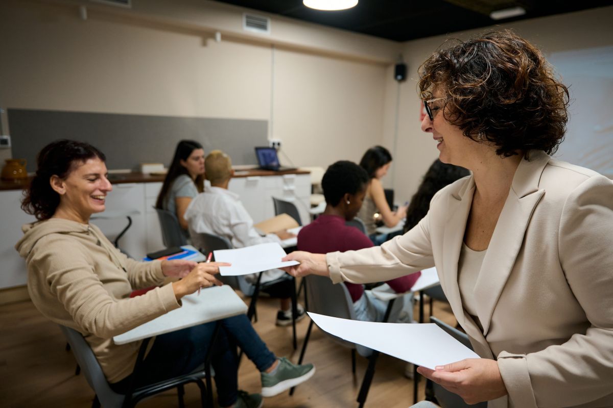 Professora imparteix classe / Servimedia