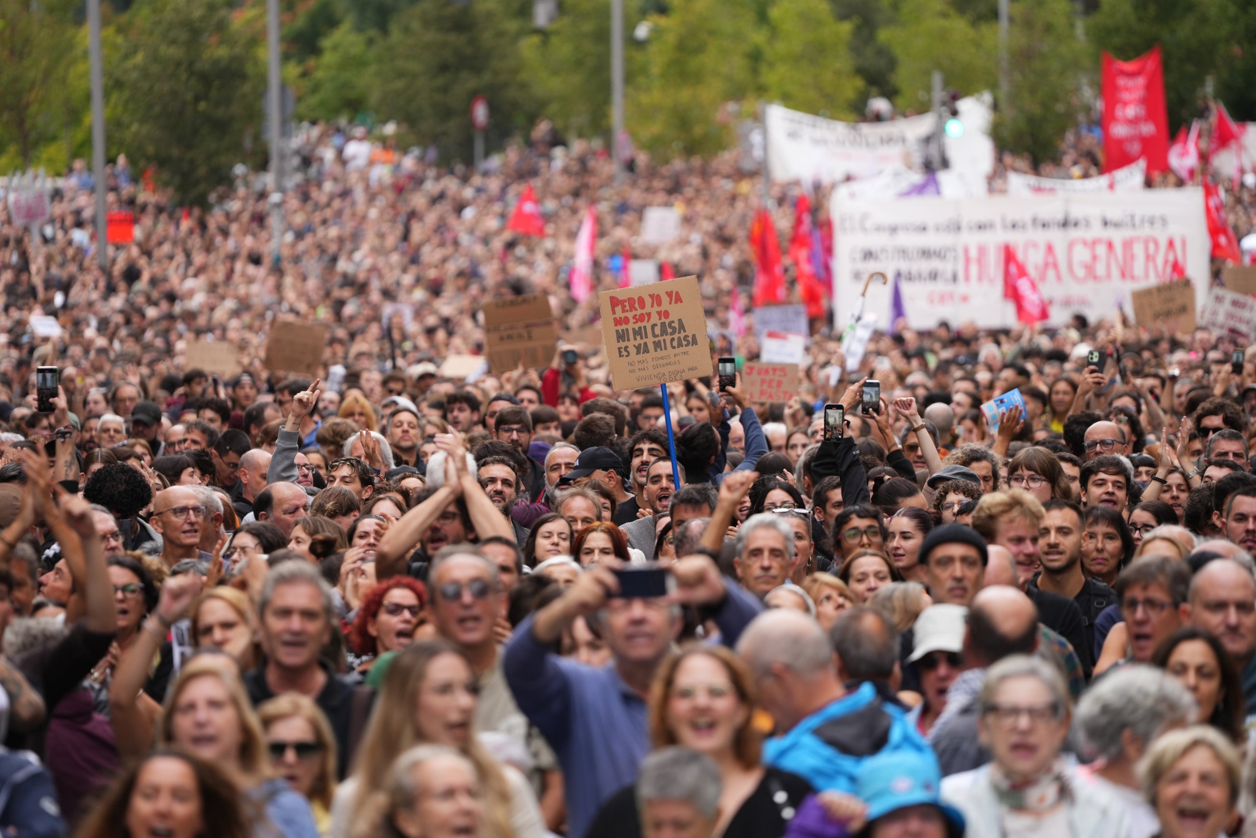 Milers de persones protesten al centre de Madrid en una concentració pel dret a l'habitatge / ACN