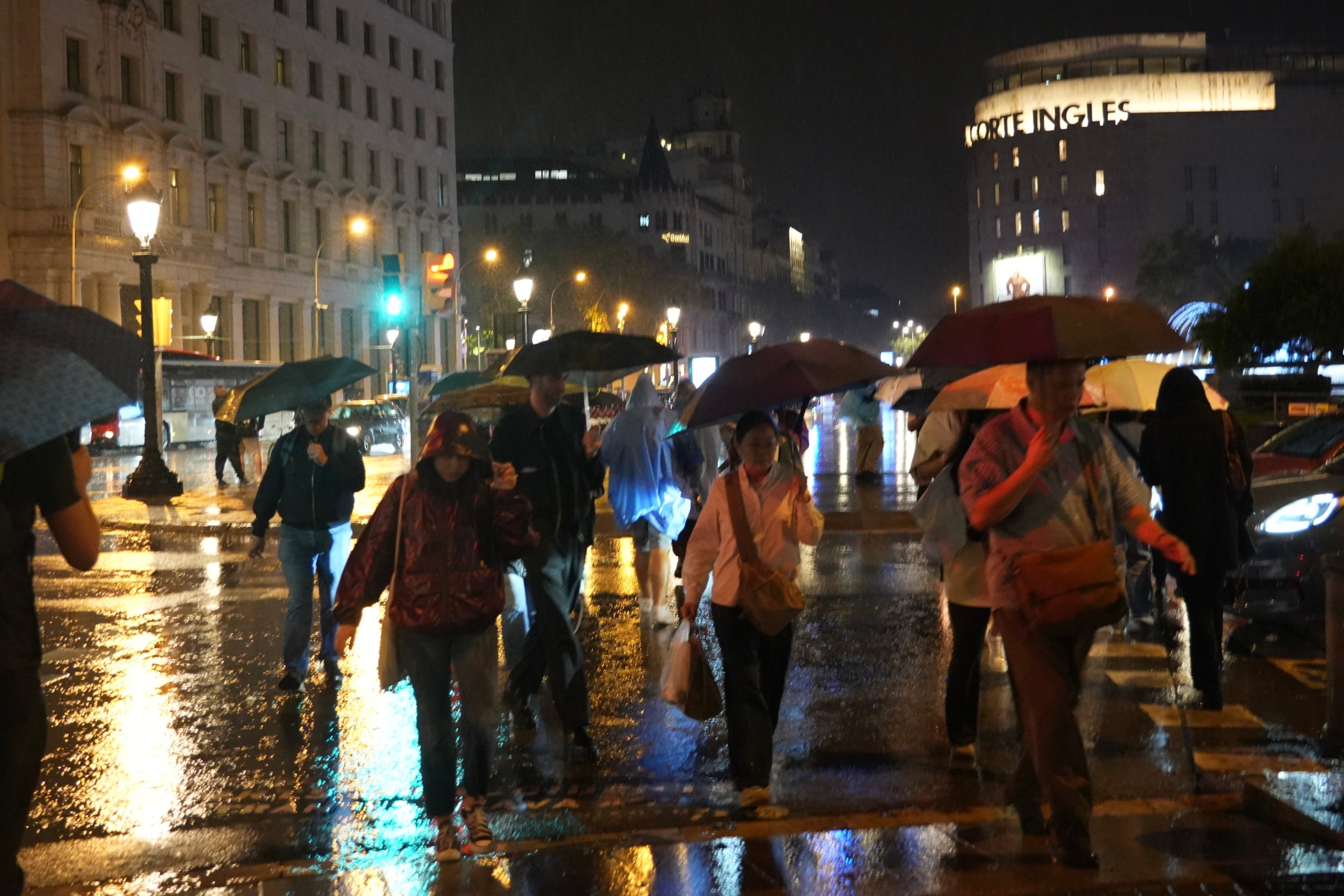 Pluja que cau aquest dissabte al centre de Barcelona / Blanca Blay (ACN)
