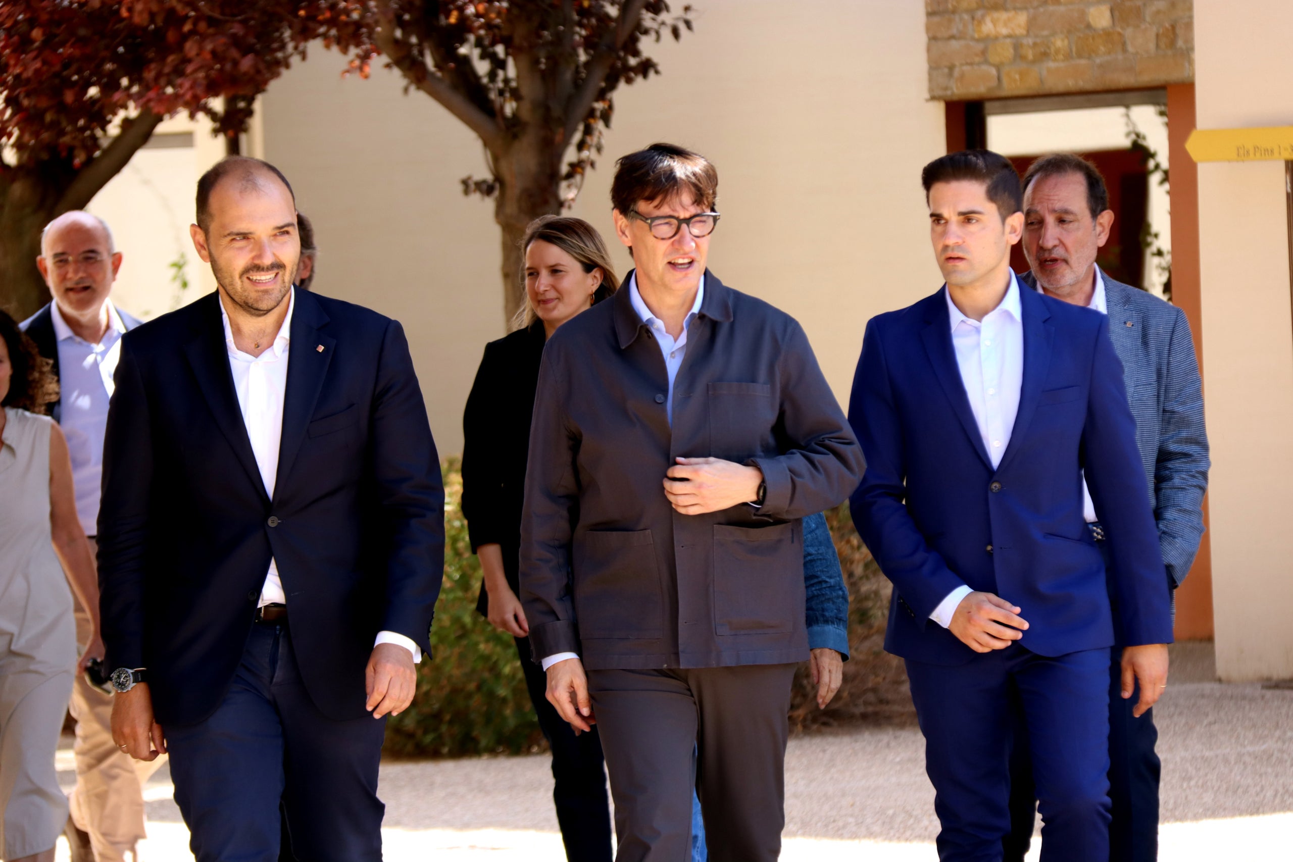 El president de la Generalitat, Salvador Illa, amb el conseller de la Presidència Albert Dalmau i l'alcalde d'Arnes, Joaquim Miralles, en les Jornades del Govern celebrades al municipi / ACN