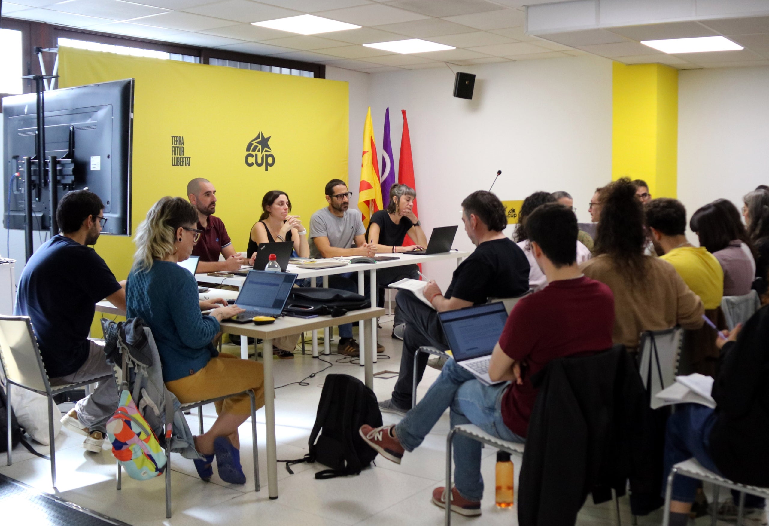 La Mesa Nacional de la CUP, formada per una quarantena de representants territorials, reunida a la seu de Barcelona per decidir si presenten una candidatura per les eleccions generals del 29-N. | Andrea Salazar (ACN)