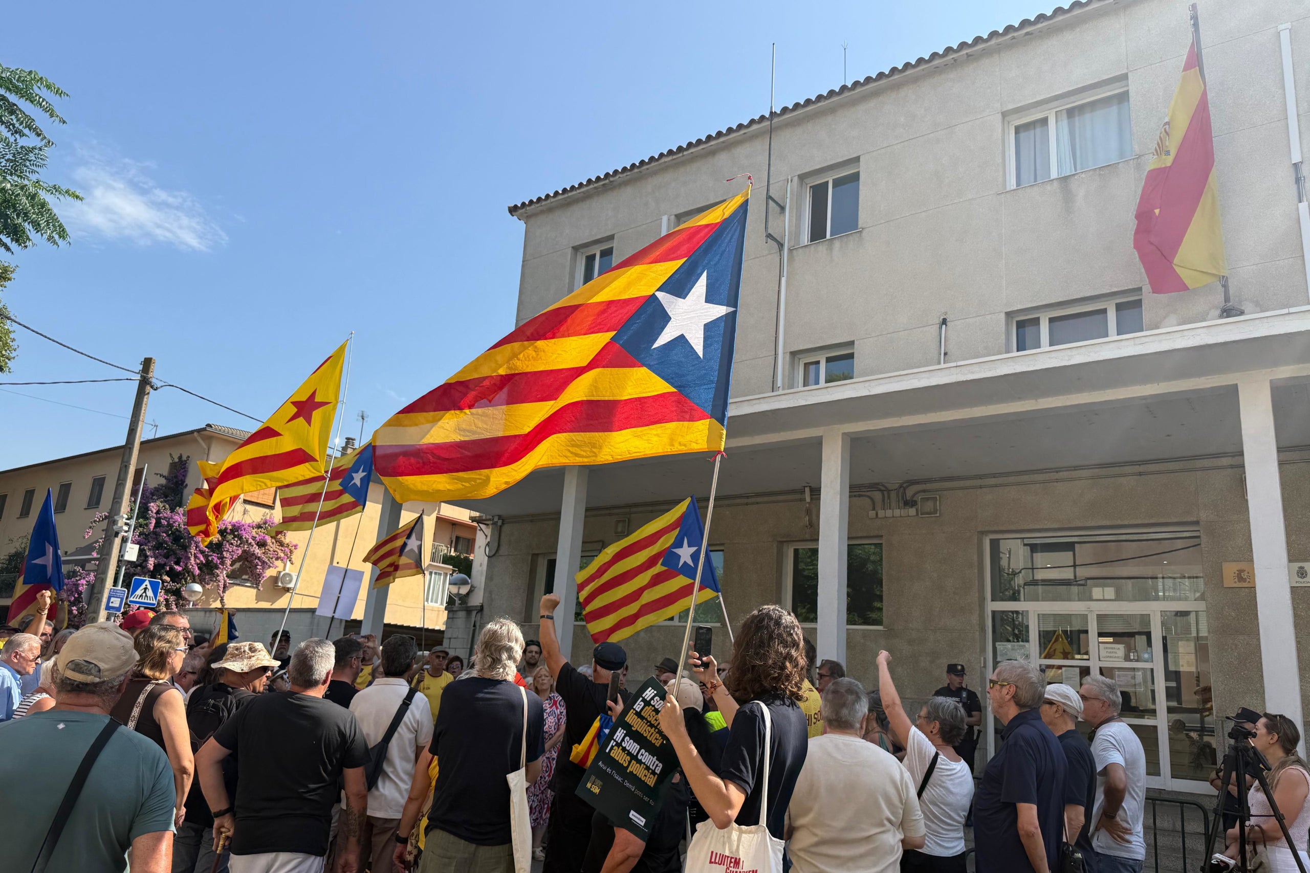 Alguns dels concentrats aquest dimarts davant de la comissaria de la Jonquera / ACN