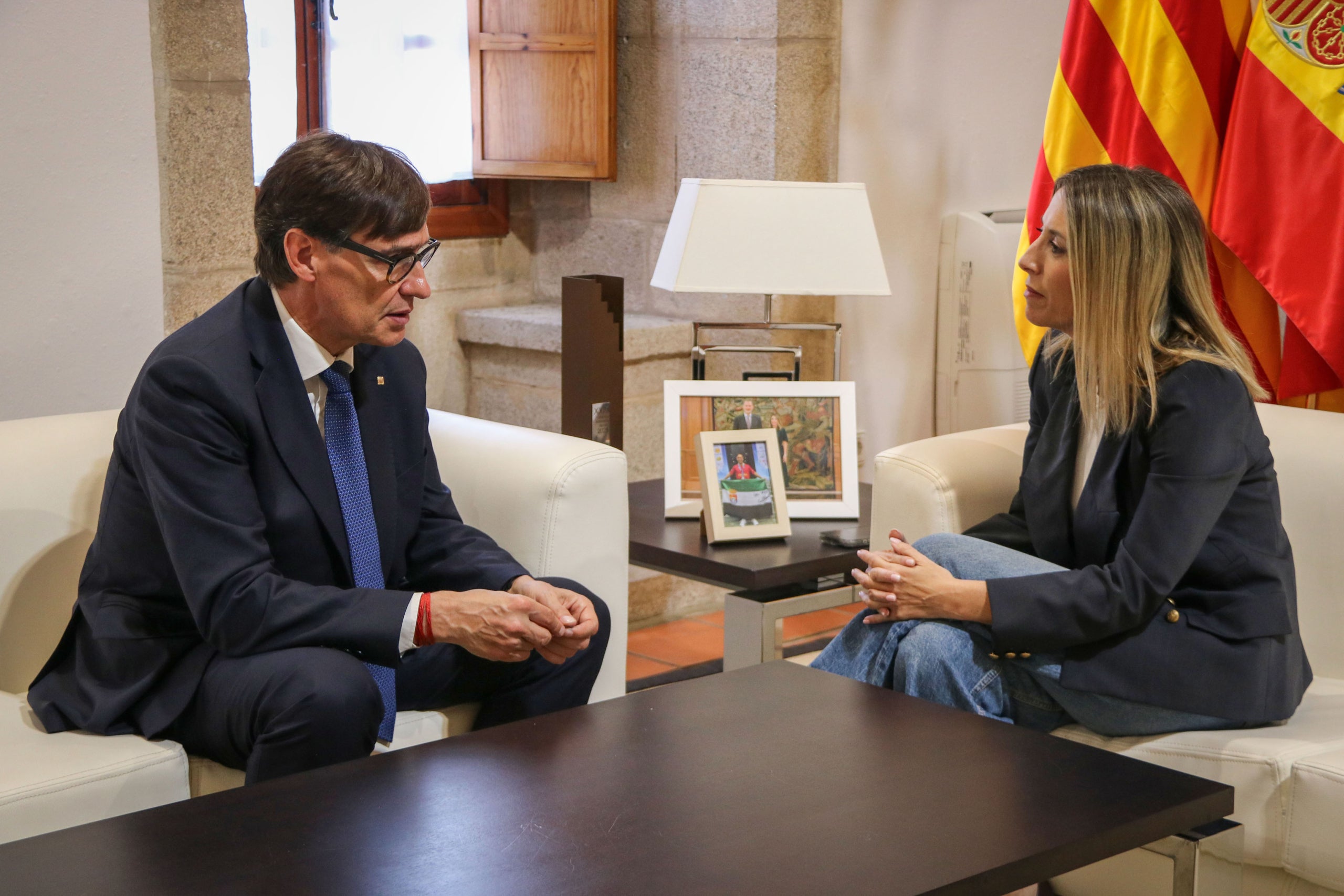 El president de la Generalitat, Salvador Illa, i la presidenta de la Junta d'Extremadura, María Guardiola, aquest dimecres a Mèrida / ACN