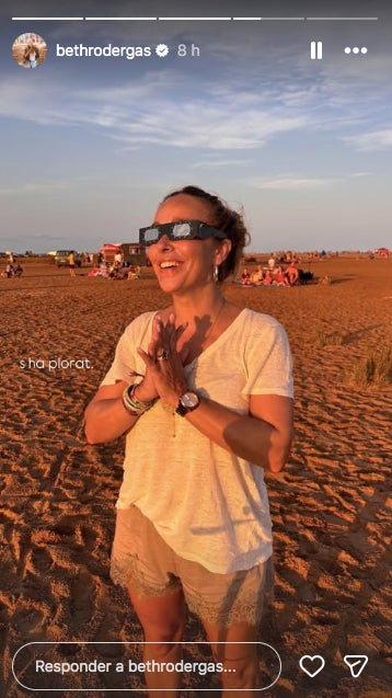 Beth s'ha emocionat en veure l'eclipsi des de la platja - Instagram