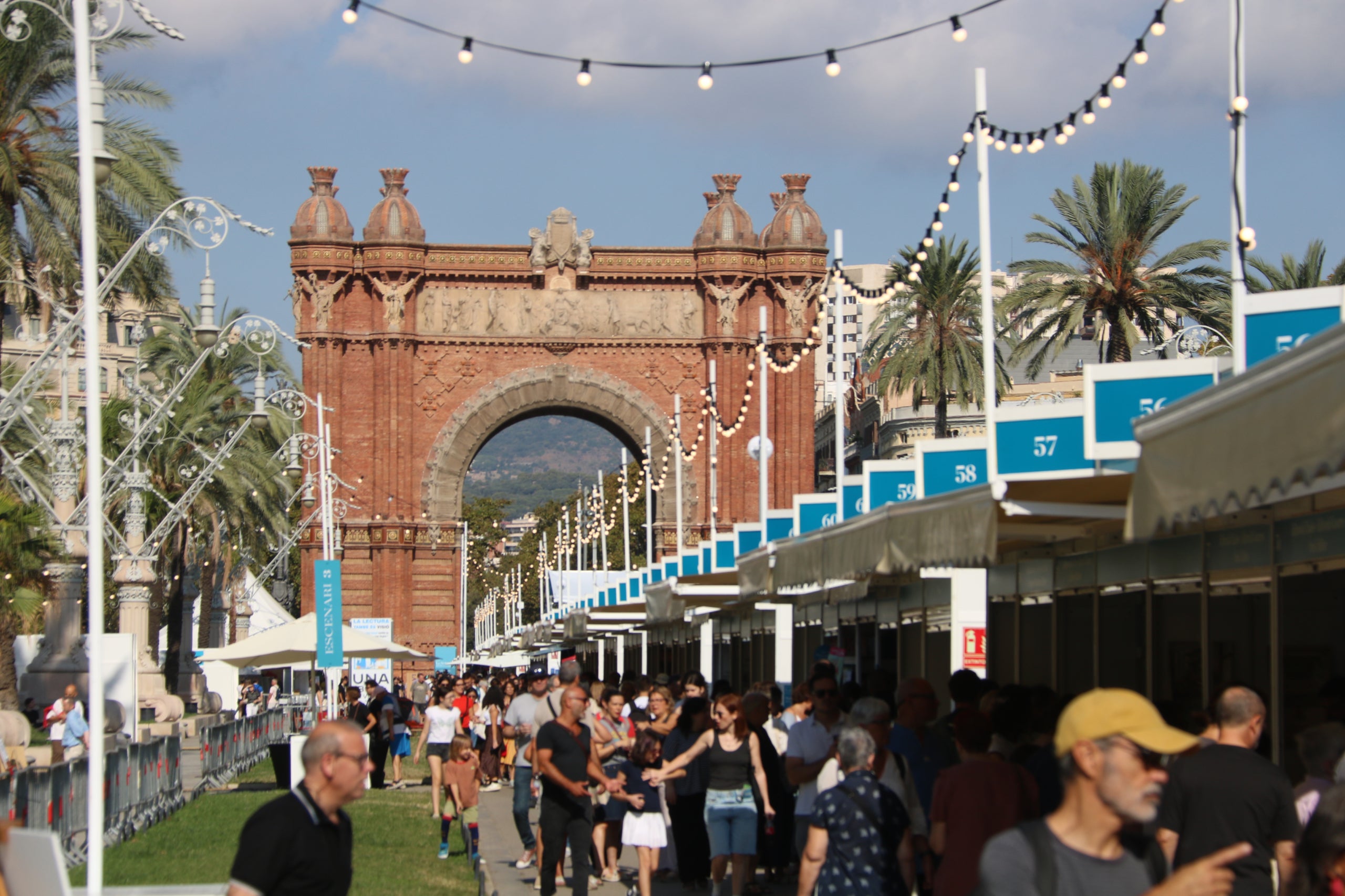 Casetes de la Setmana del Llibre en Catal&agrave;, al passeig Llu&iacute;s Companys de Barcelona / ACN