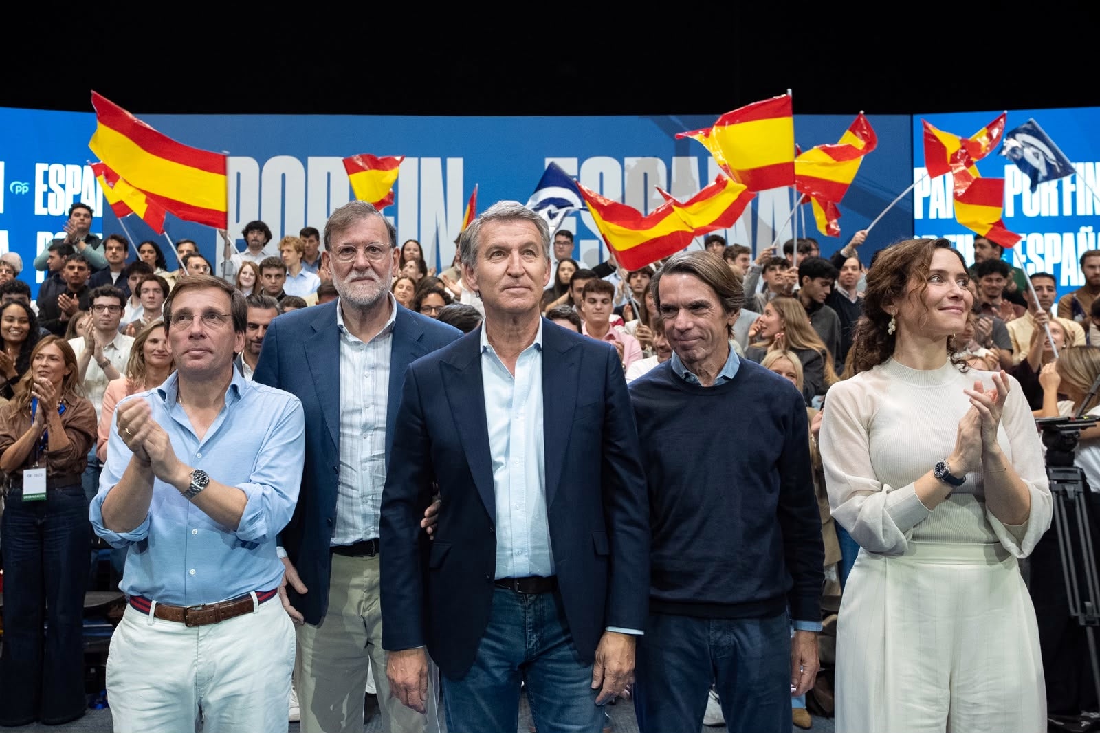 Almeida, Rajoy, Feijóo, Aznar i Ayuso en el míting de precampanya del PP a Madrid | PP / Diego Puerta