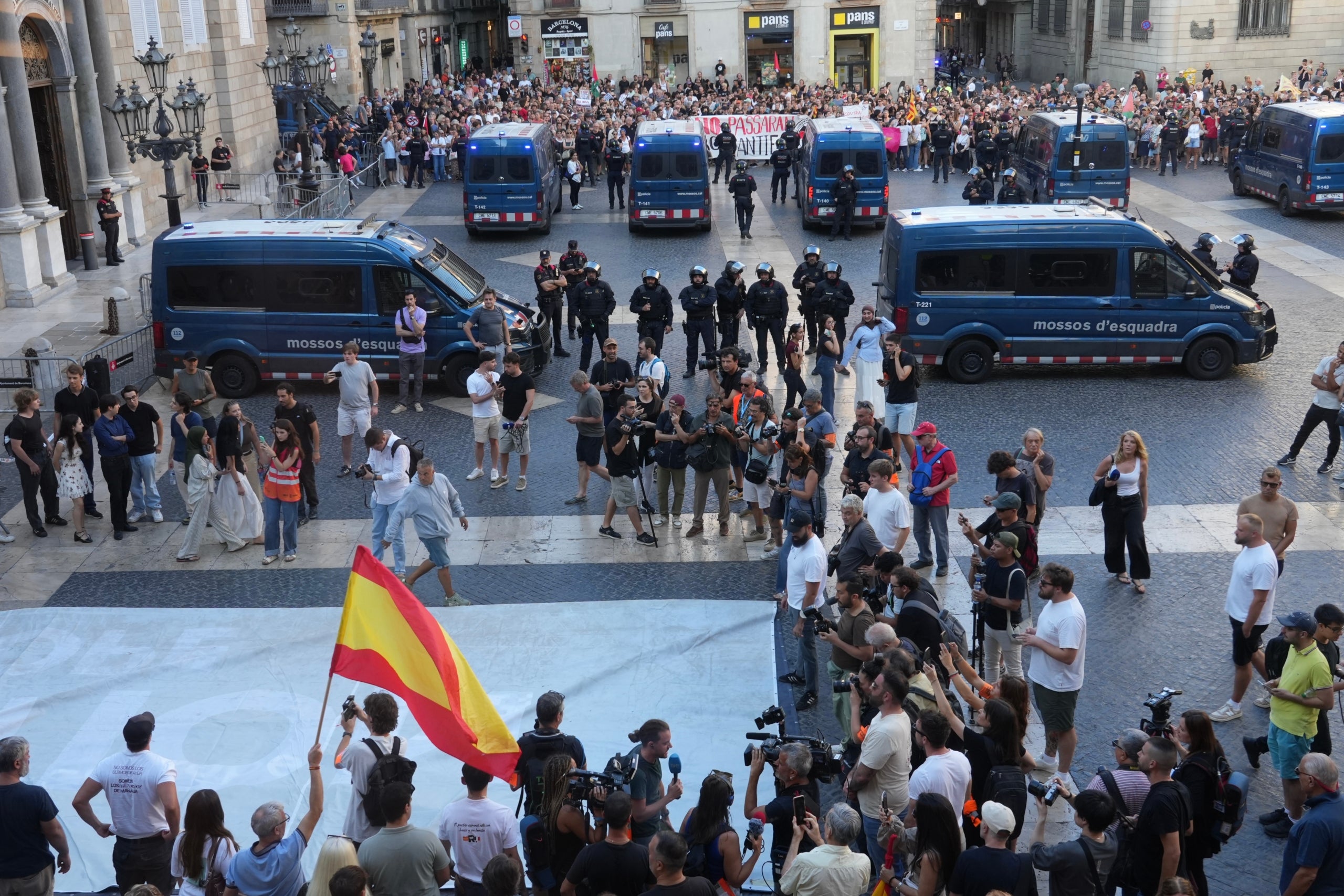 Un dels moments de la protesta d'extrema dreta Save Europe Act a Barcelona / ACN