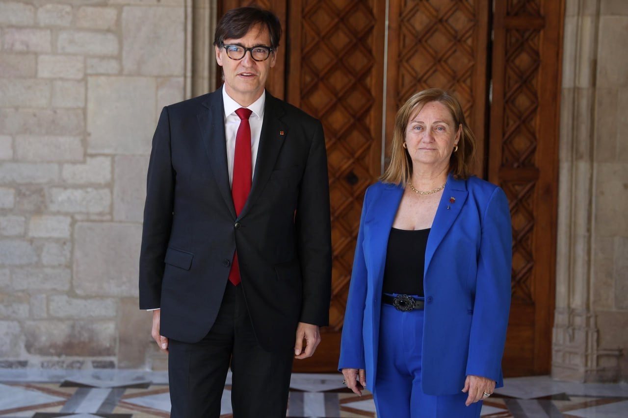 El president de la Generalitat, Salvador Illa, amb l'alcaldessa de Creixell, Montserrat Muñoz / Rubén Moreno