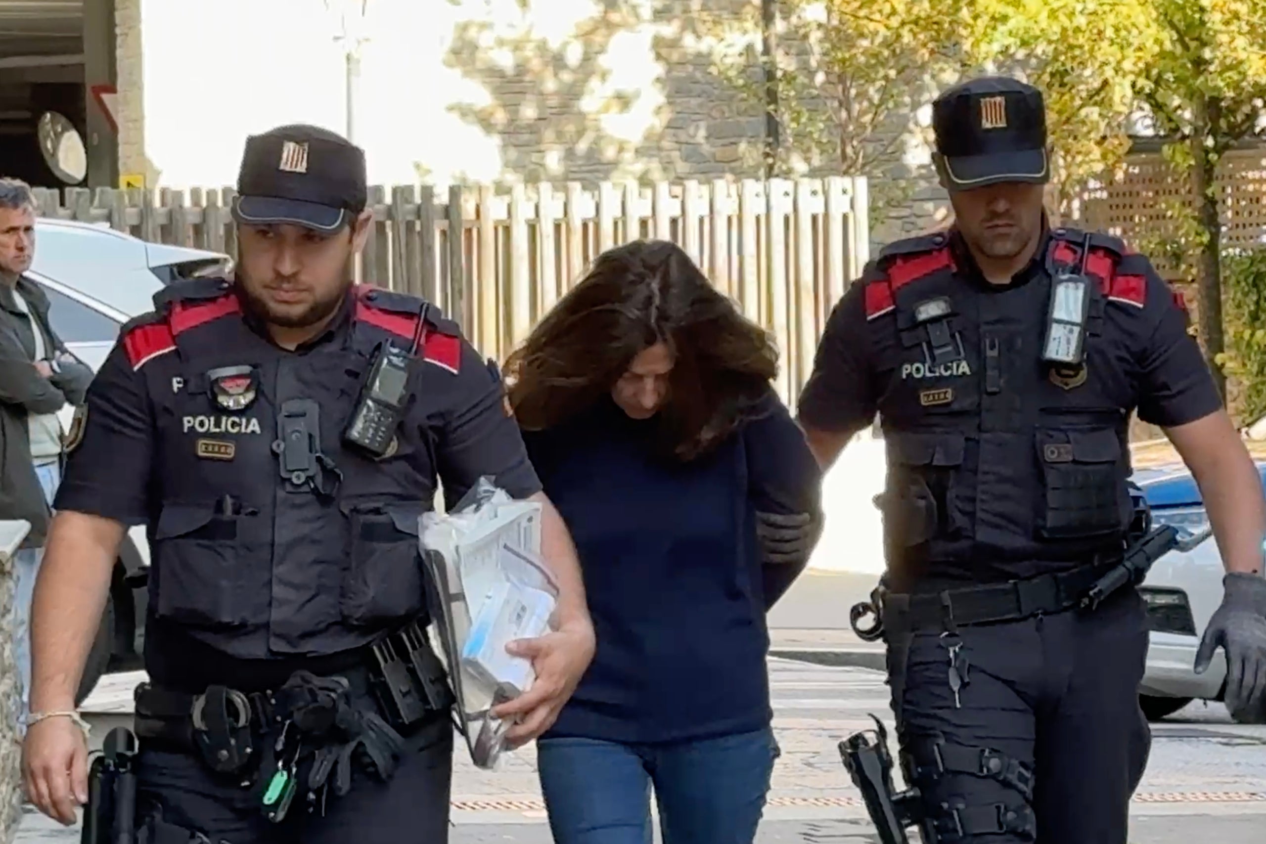 Els Mossos d'Esquadra condueixen a la parella de l'arquitecte barceloní Josep Juanpere, cap al jutjat de Vielha per declarar per la mort de l'arquitecte / ACN