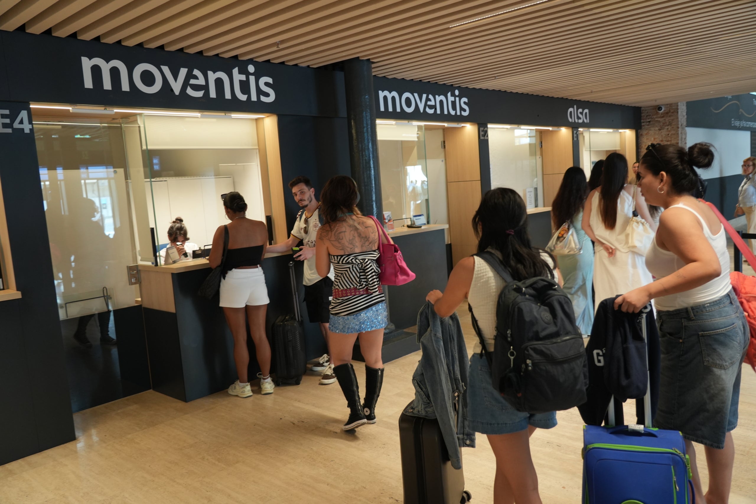 Pasajeros haciendo fila para recibir información en la estación de autobuses Barcelona Nord / ACN