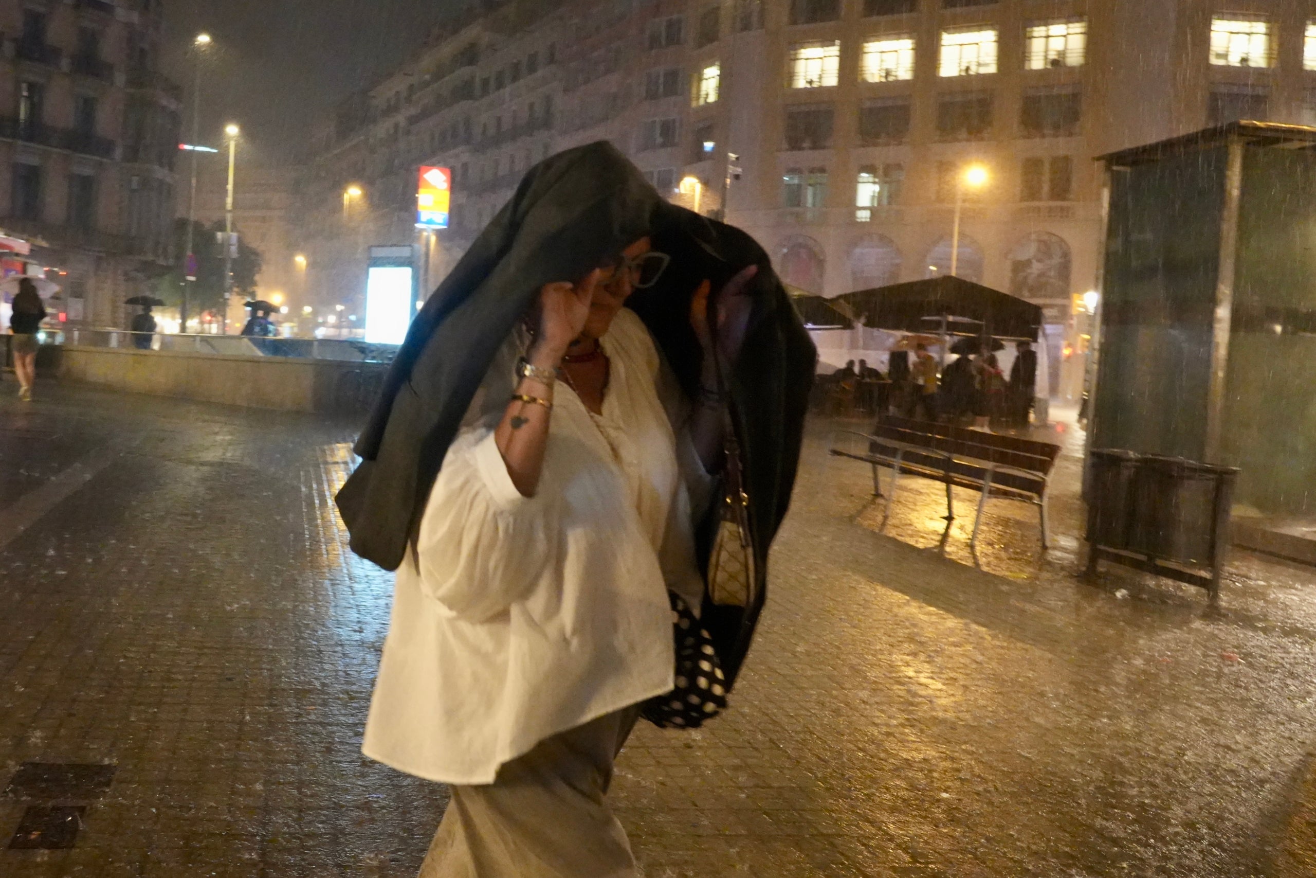 Una dona sota la pluja a Barcelona aquest dissabte / ACN