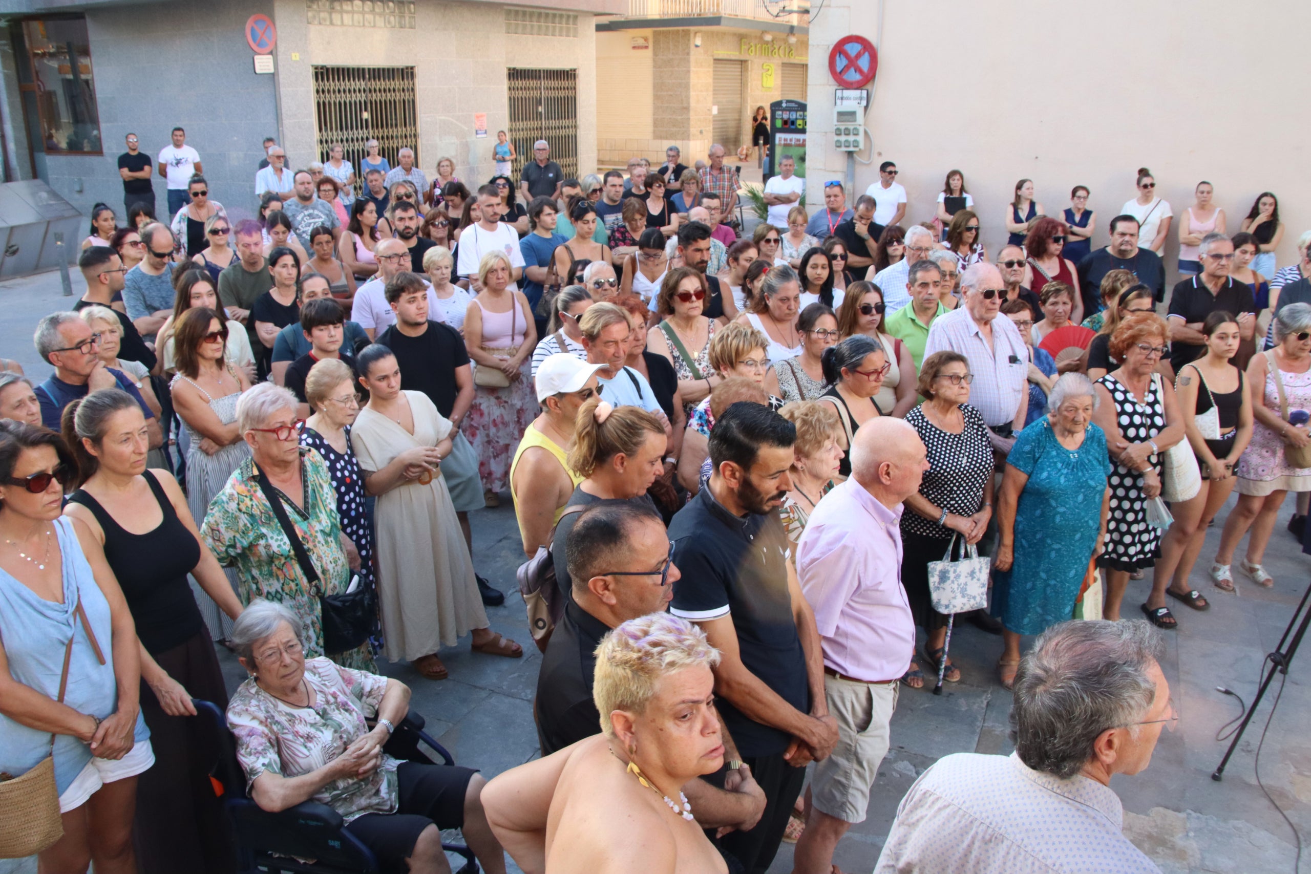 Imatge del minut de silenci a Santa Bàrbara en record al nadó trobat mort / ACN