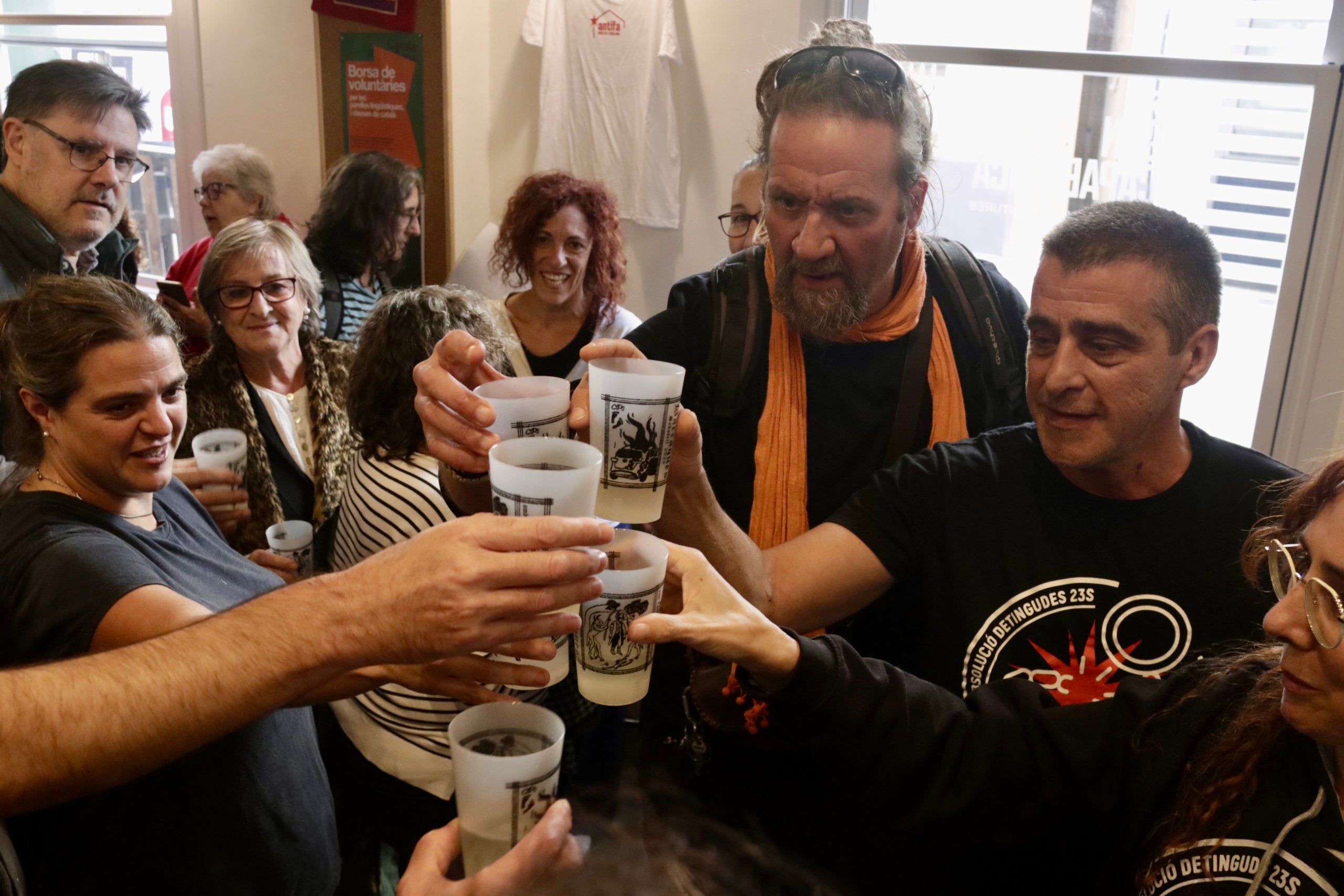 Brindis per l'amnistia dels CDR al casal popular Can Capablanca de Sabadell / ACN