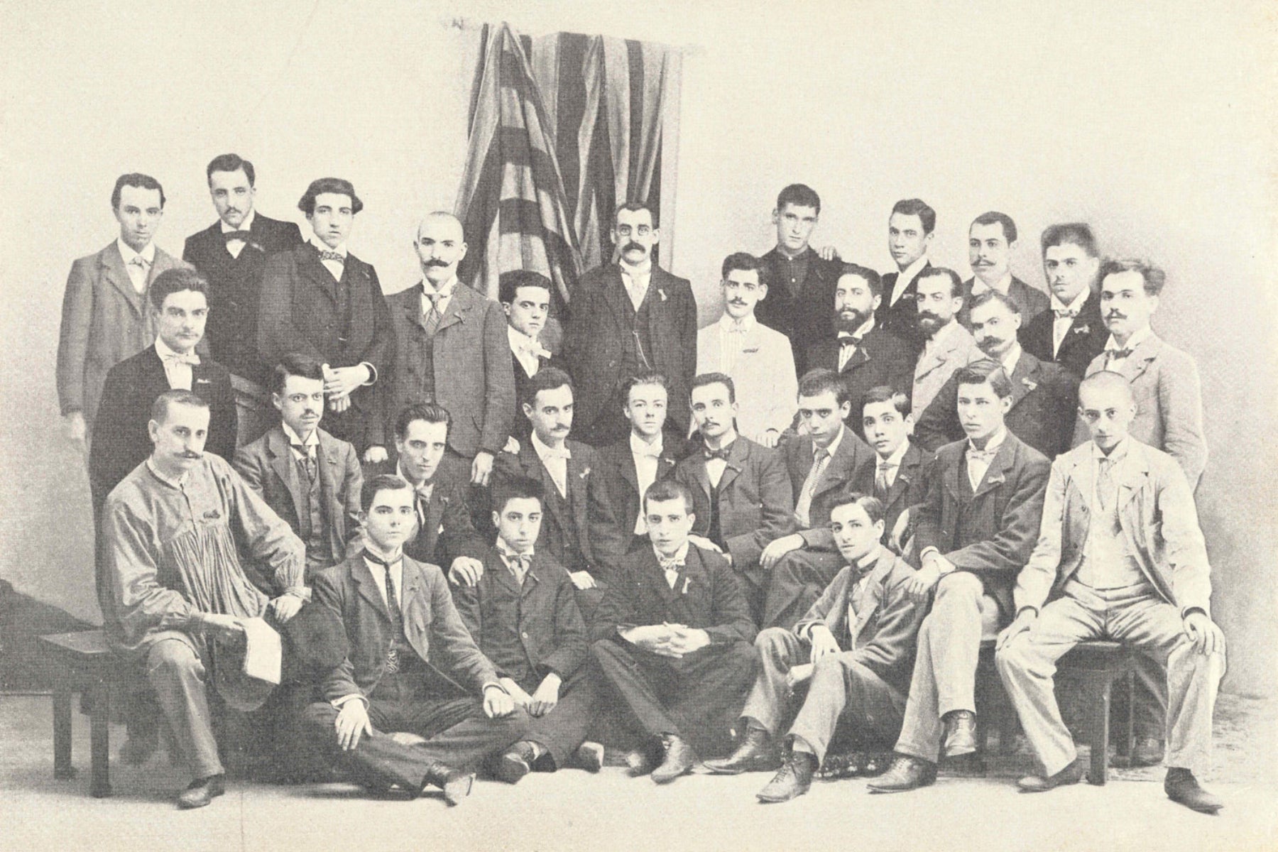 La treintena de detenidos se hicieron una foto tras salir de la prisión / Reeixida / Archivo memoria nacional