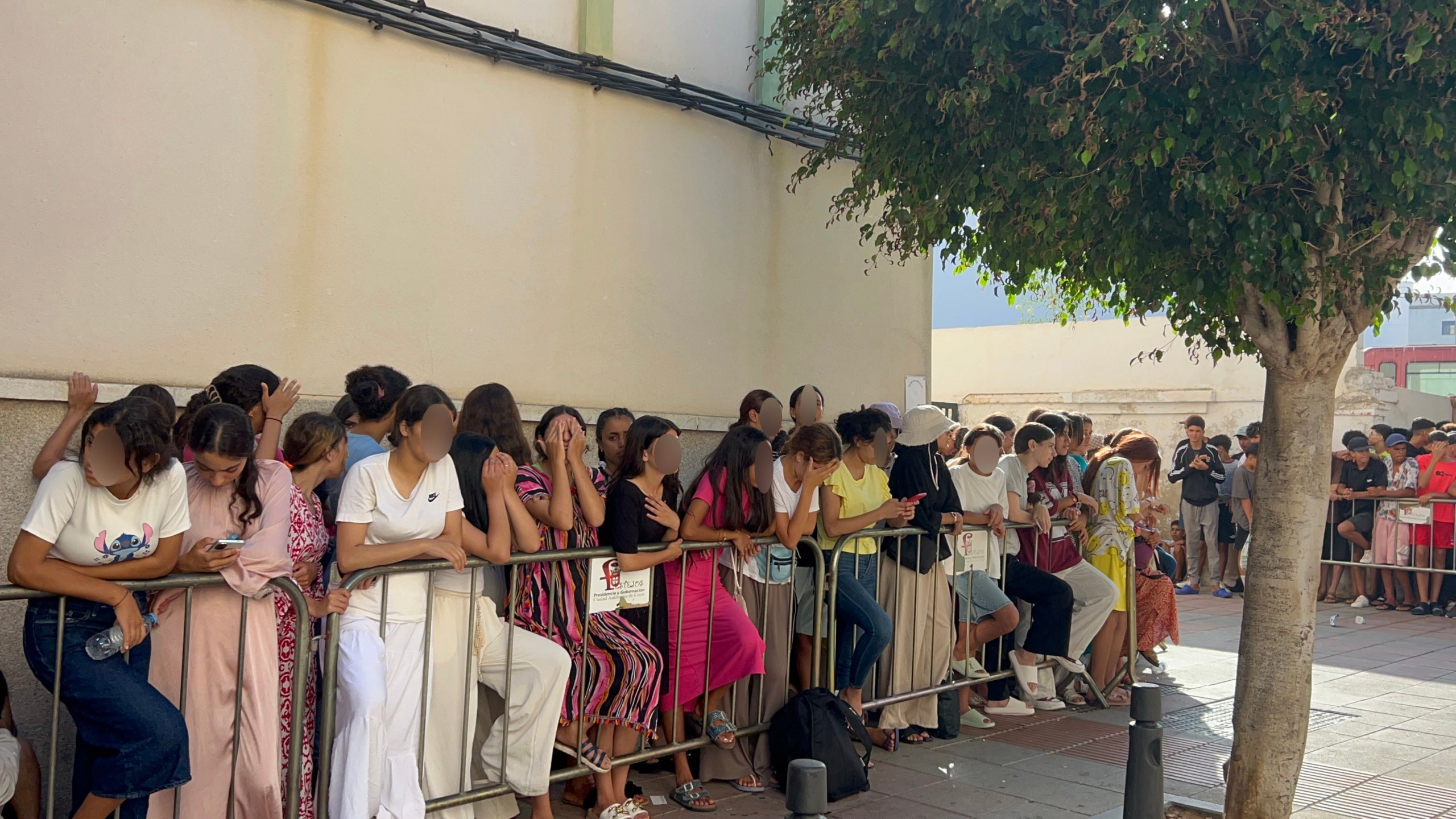 Menors fan cua davant la Prefectura Superior de Policia de Ceuta per ser registrats i quedar sota la tutela de l’Administració local / EP