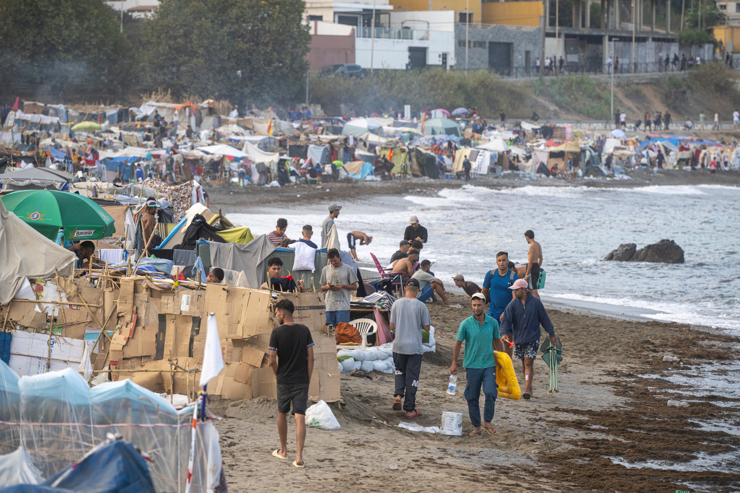 Assentament de migrants a la platja del Trampolín, Ceuta / EP
