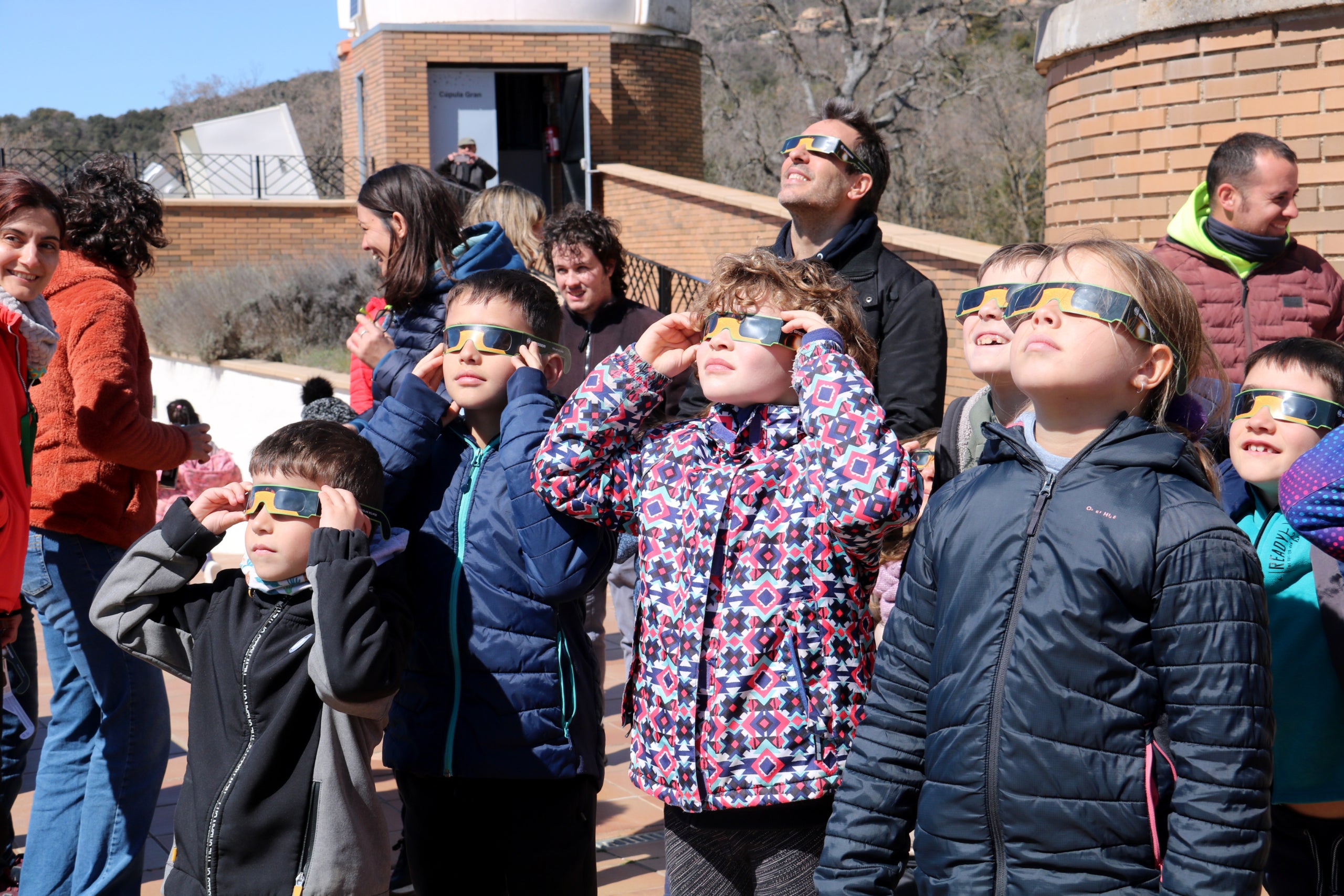 Niños miran el eclipse del año pasado con unas gafas homologadas en el Parc Astronòmic del Montsec / ACN