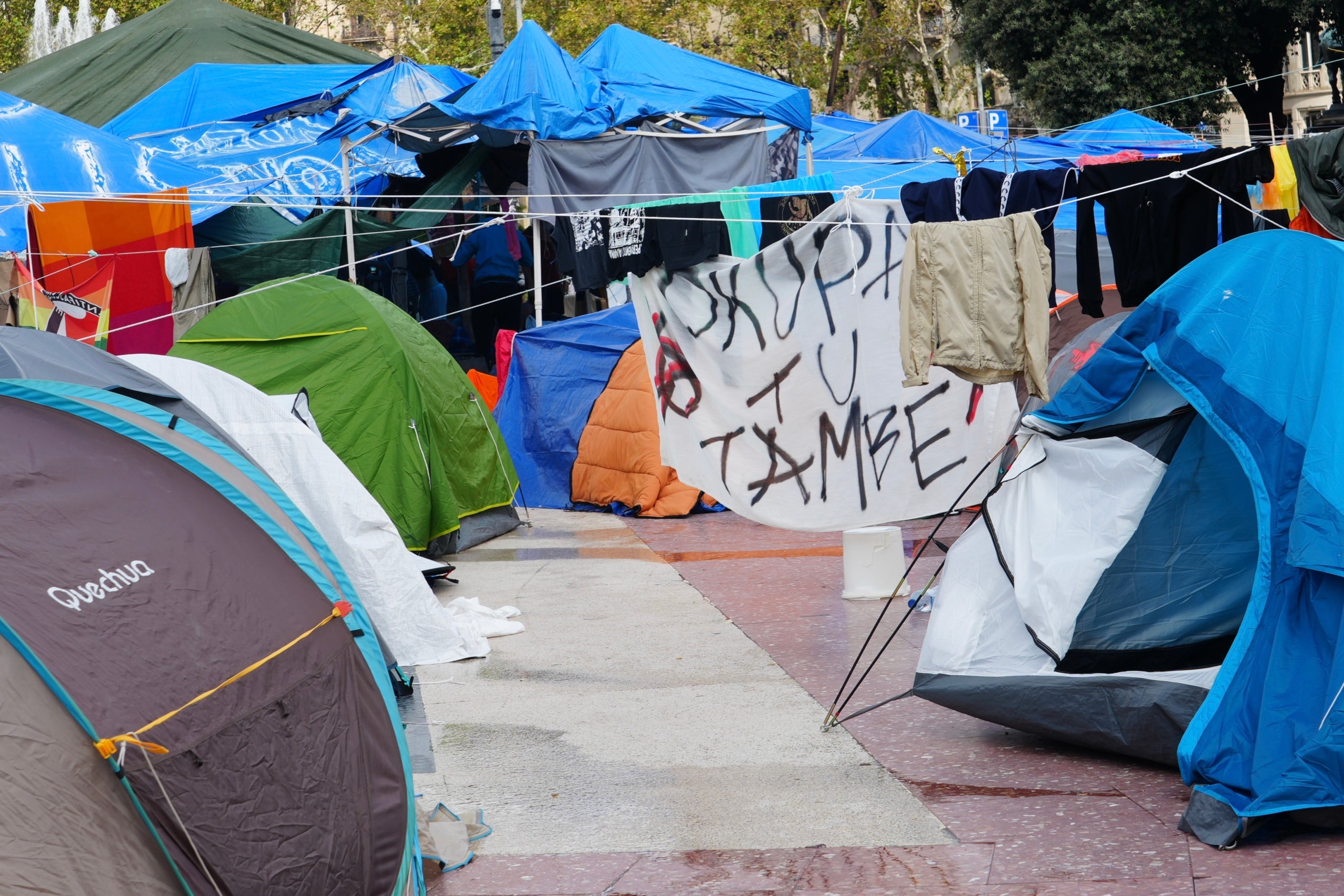 L'acampada per l'habitatge a la plaça Catalunya de Barcelona l'endemà de la nit de temporal | Nico Tomás (ACN)